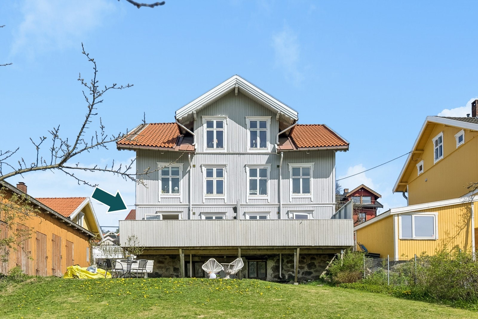 Boligen ligger i en utrolig flott villa som er verneverdig, og sameiet har felles hage. Galleribilde