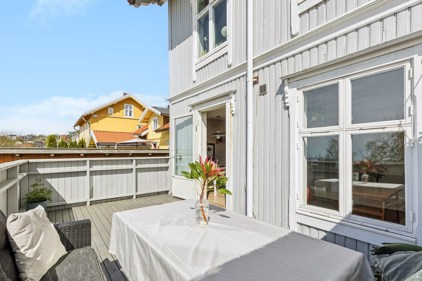 Ute på terrassen er det god plass til grill, flere sittegrupper og beplantning. Galleribilde