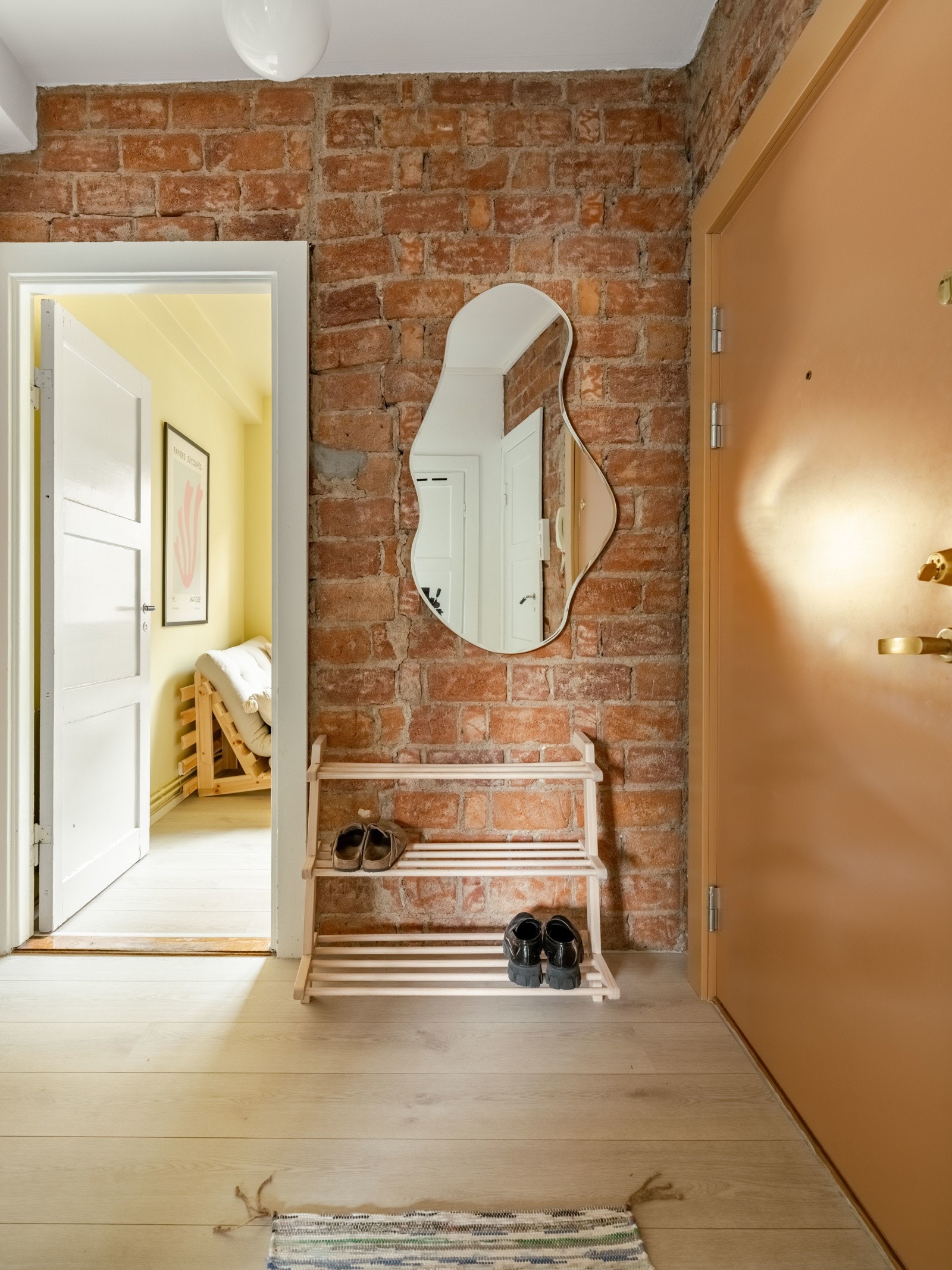 Original teglstein er hentet frem og spiller bra med boligens øvrige kvaliteter. Galleribilde