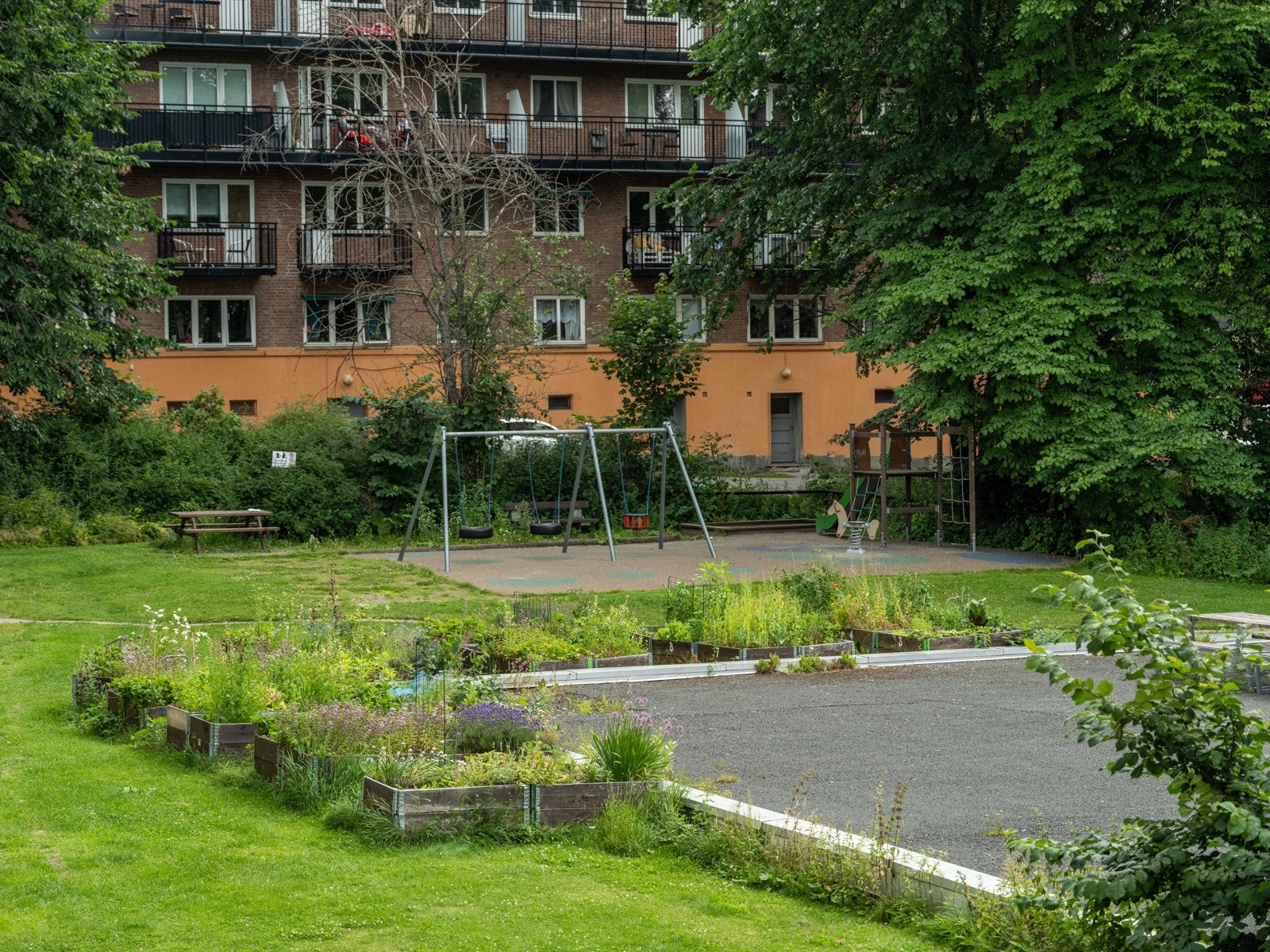 Borettslaget har pent vedlikeholdte fellesområder, blant annet med flere krakker og benker man kan benytte seg av. Lekeplass for de minste også. Galleribilde