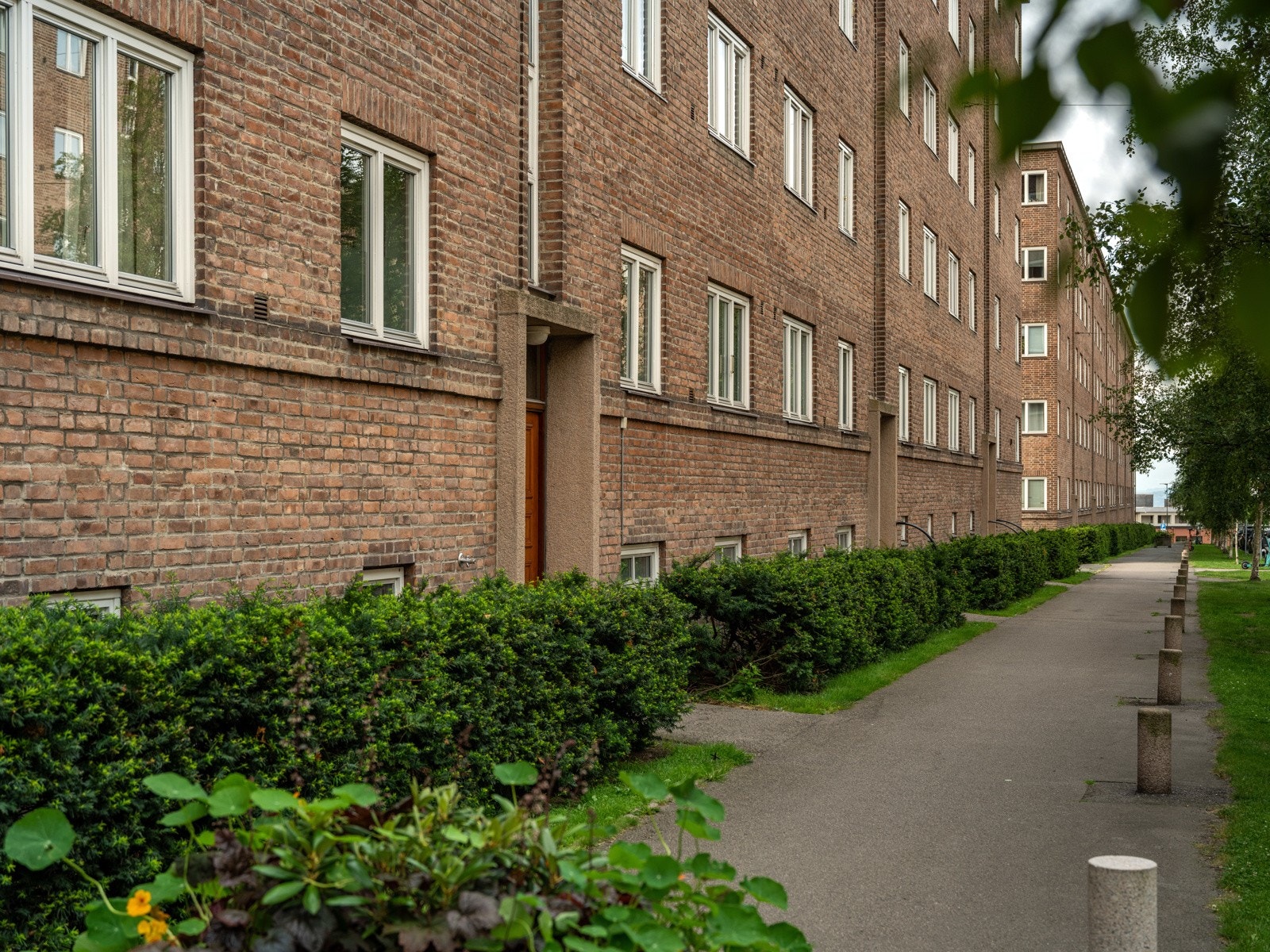 Leiligheten ligger i en svært høy førsteetasje, med god klarning ned til bakkeplan. Galleribilde