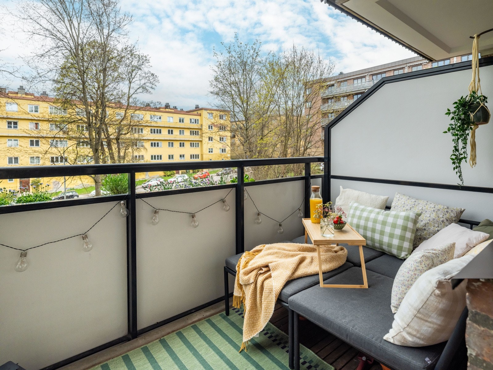 Dette er en gjennomgående og superfin 3-roms i svært høy 1. etasje. Galleribilde