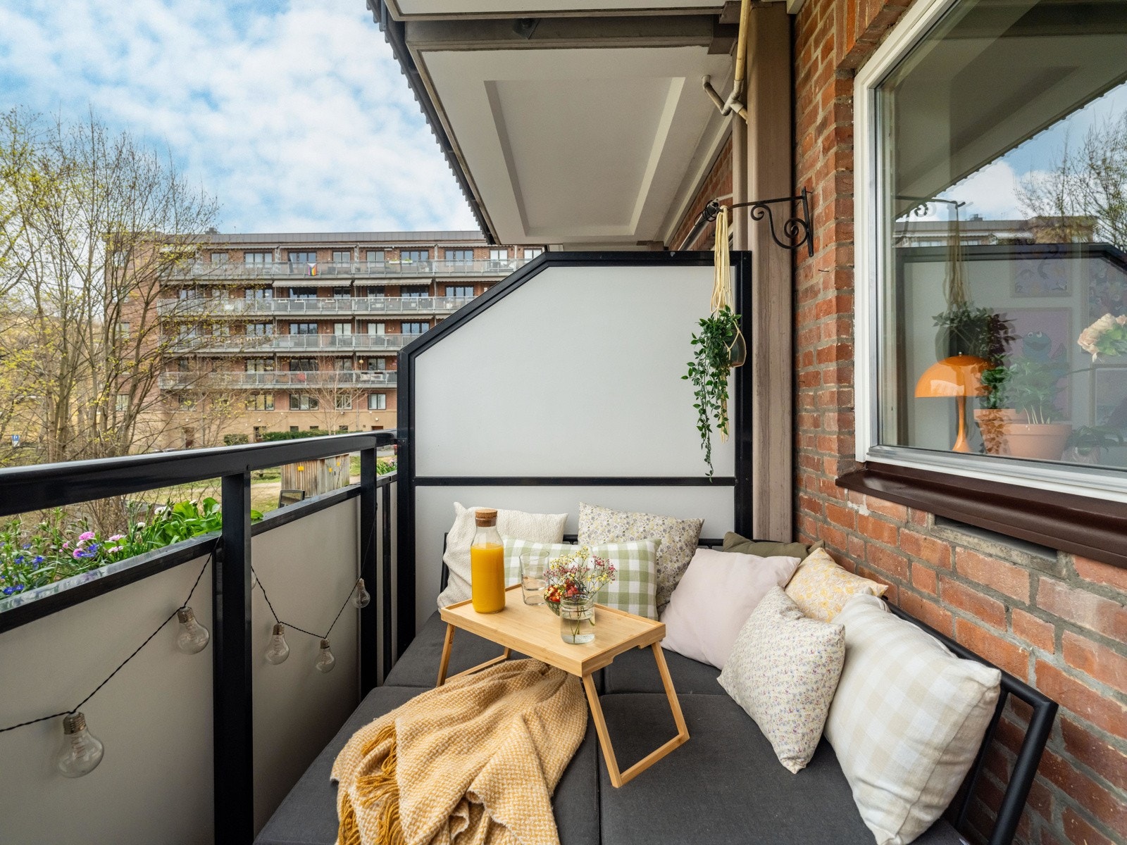 Med sine 5 kvadratmetre er det rikelig med plass til både sittegruppe og grill her ute. Galleribilde