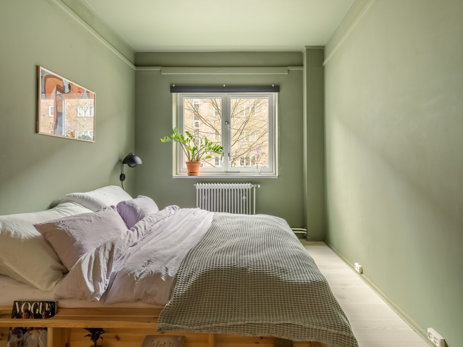 Det er rikelig med plass til både dobbeltseng, nattbord og garderobe her inne. Galleribilde