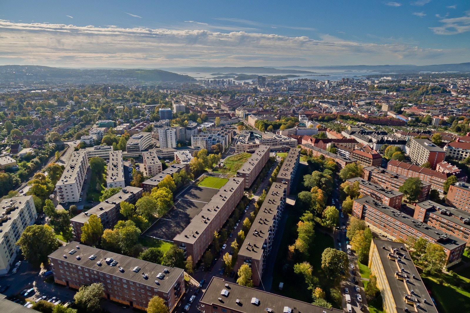 Schouterrassen ligger skjermet oppe på en egen høyde, med flott utsikt ut over byen. Galleribilde