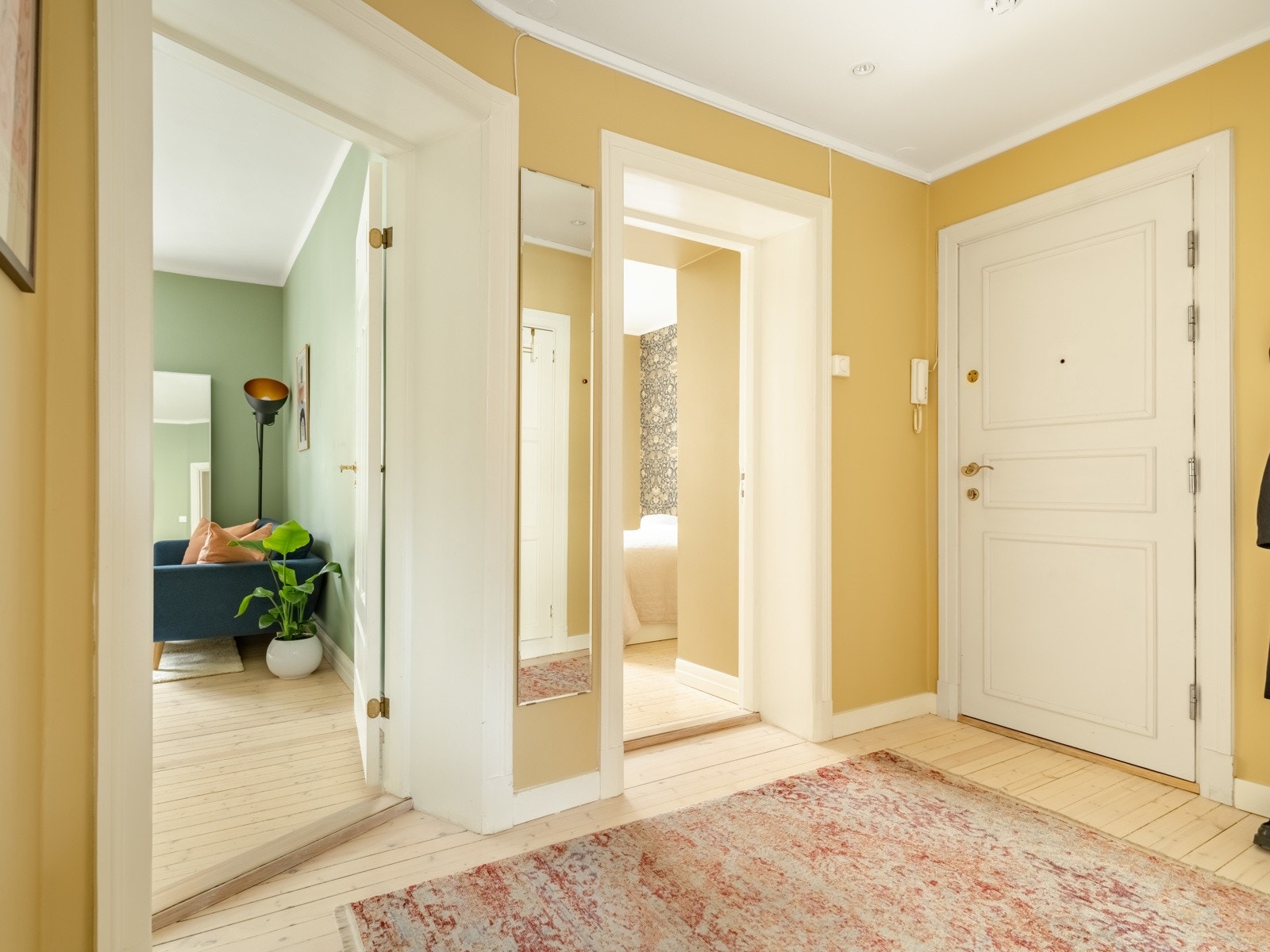 Fra kjøkkenet går vi videre gjennom entreen og inn på hovedsoverommet. Galleribilde