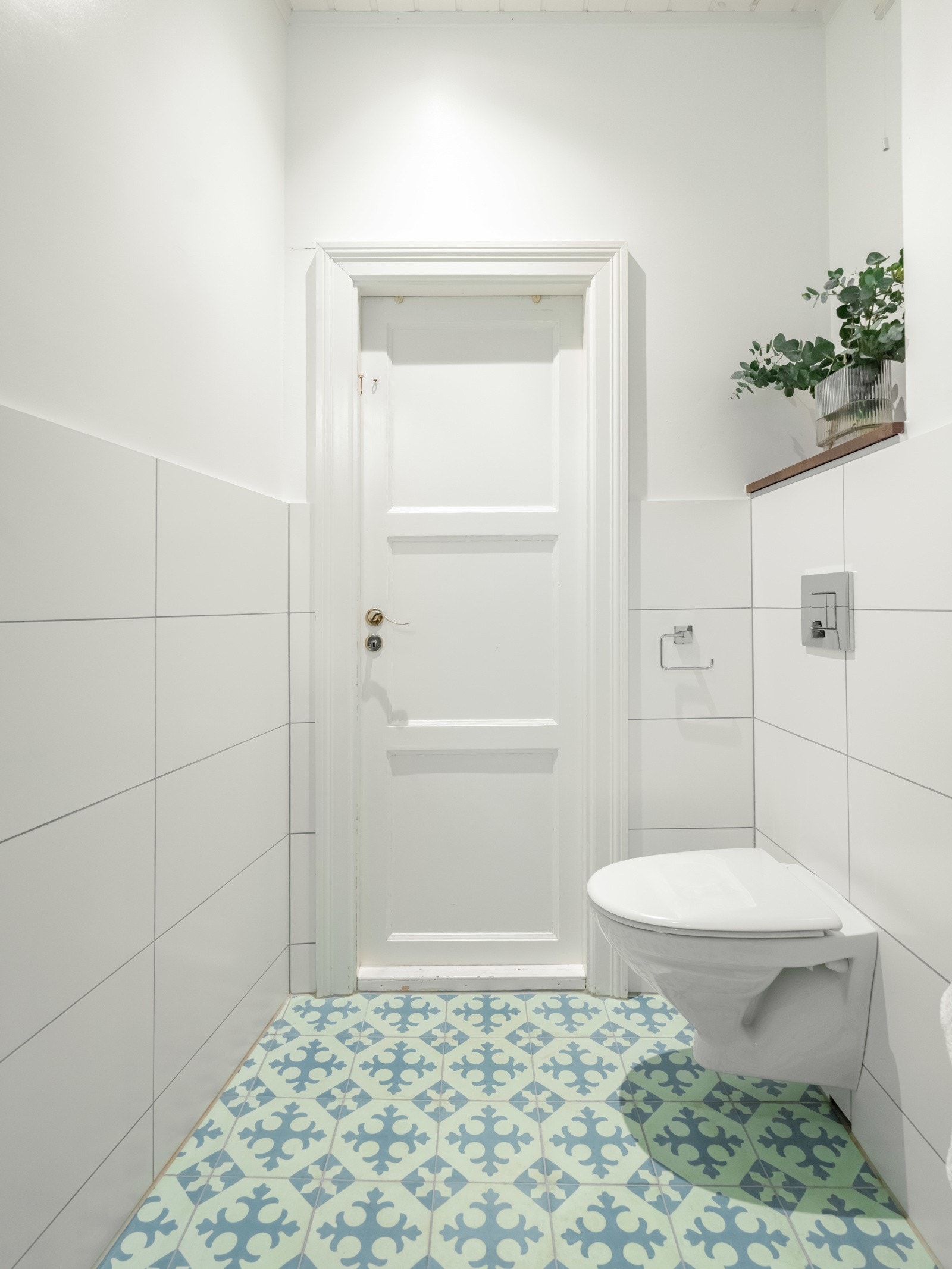 Det er flotte, historiske fliser på gulv med lune varmekabler under. I taket er det downlights for god belysning. Galleribilde