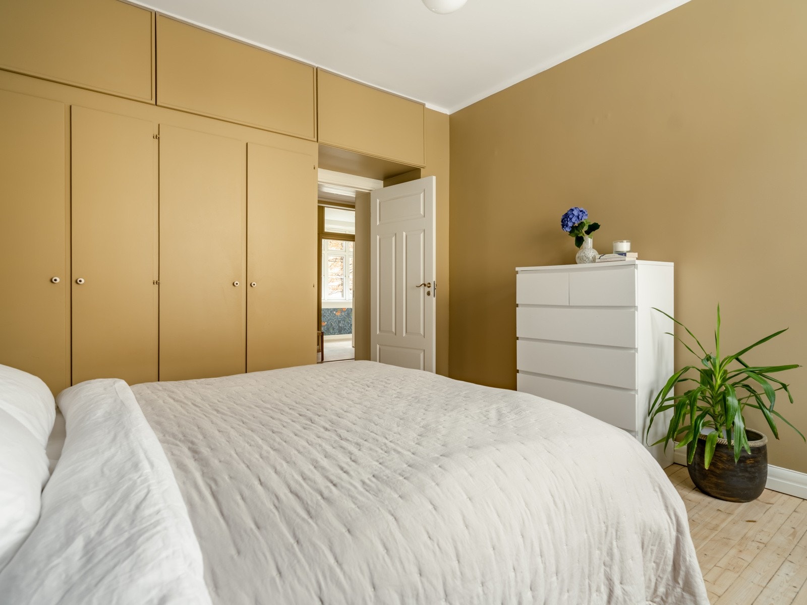 Det er plass til ytterligere garderobeløsninger om ønskelig. Galleribilde