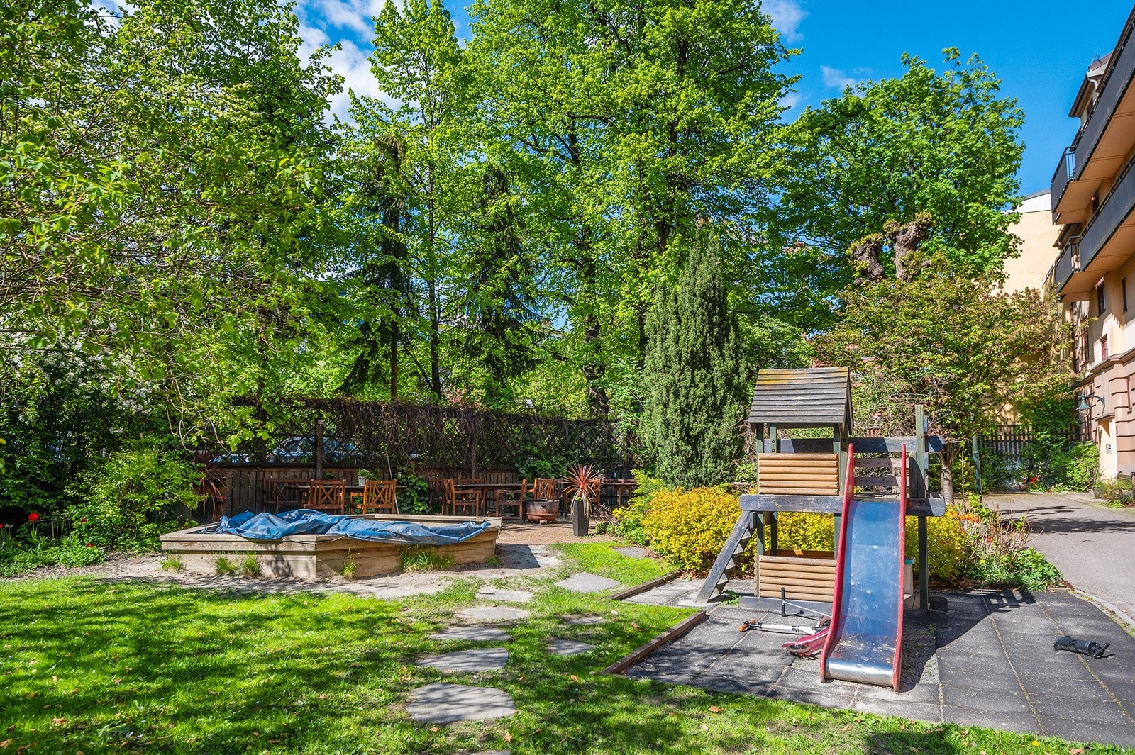 Høsten 2021 ble den gamle lekeplassen revet og det ble kjøpt inn lekeapparater, klatrestativ og trampoline. Galleribilde