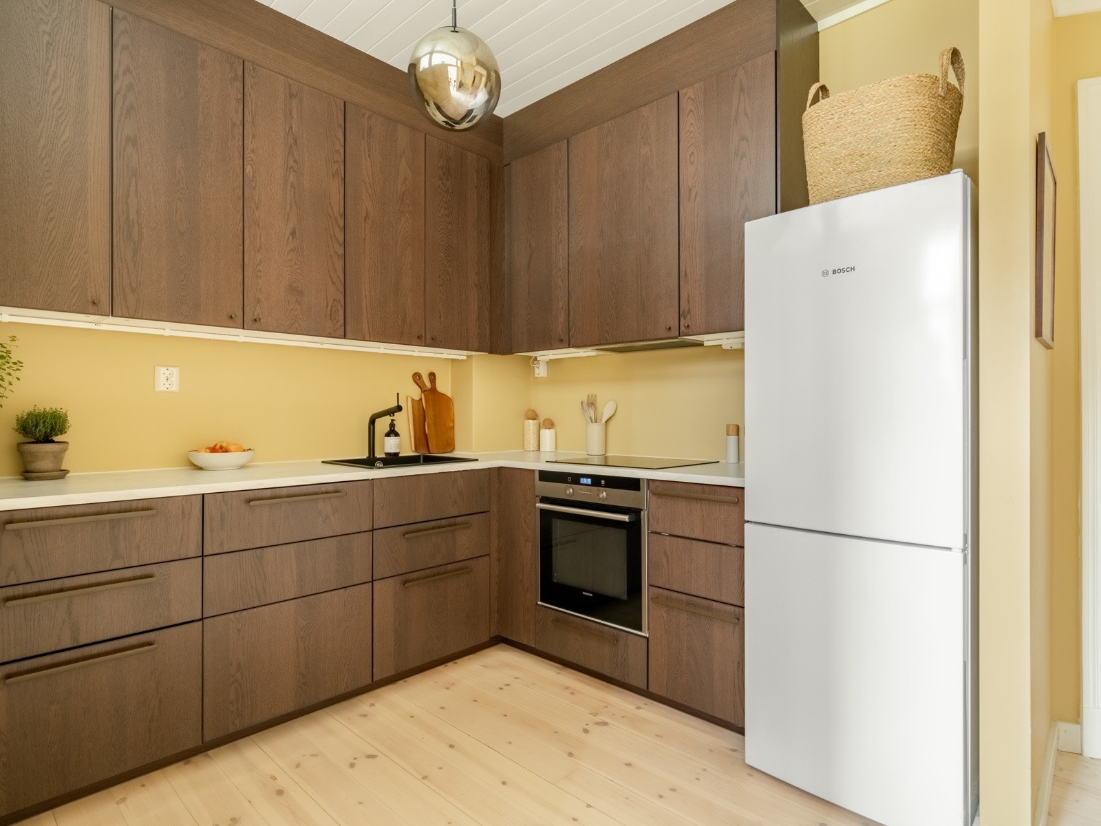 Det er montert aktiv lekkasjestopper (waterguard) under kjøkkenbenken. Galleribilde