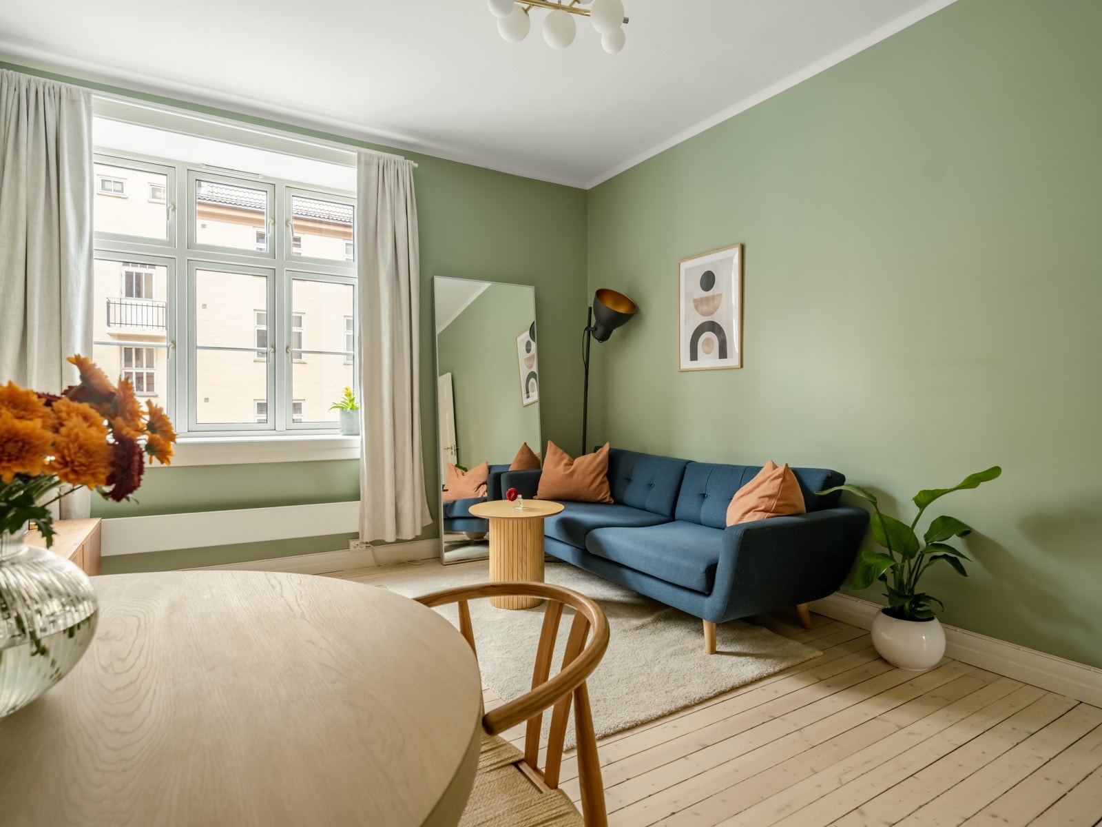 Stuen er det naturlige oppholdsrommet hvor det er god plass til en hyggelig sofagruppe, salongbord og TV-benk. Galleribilde