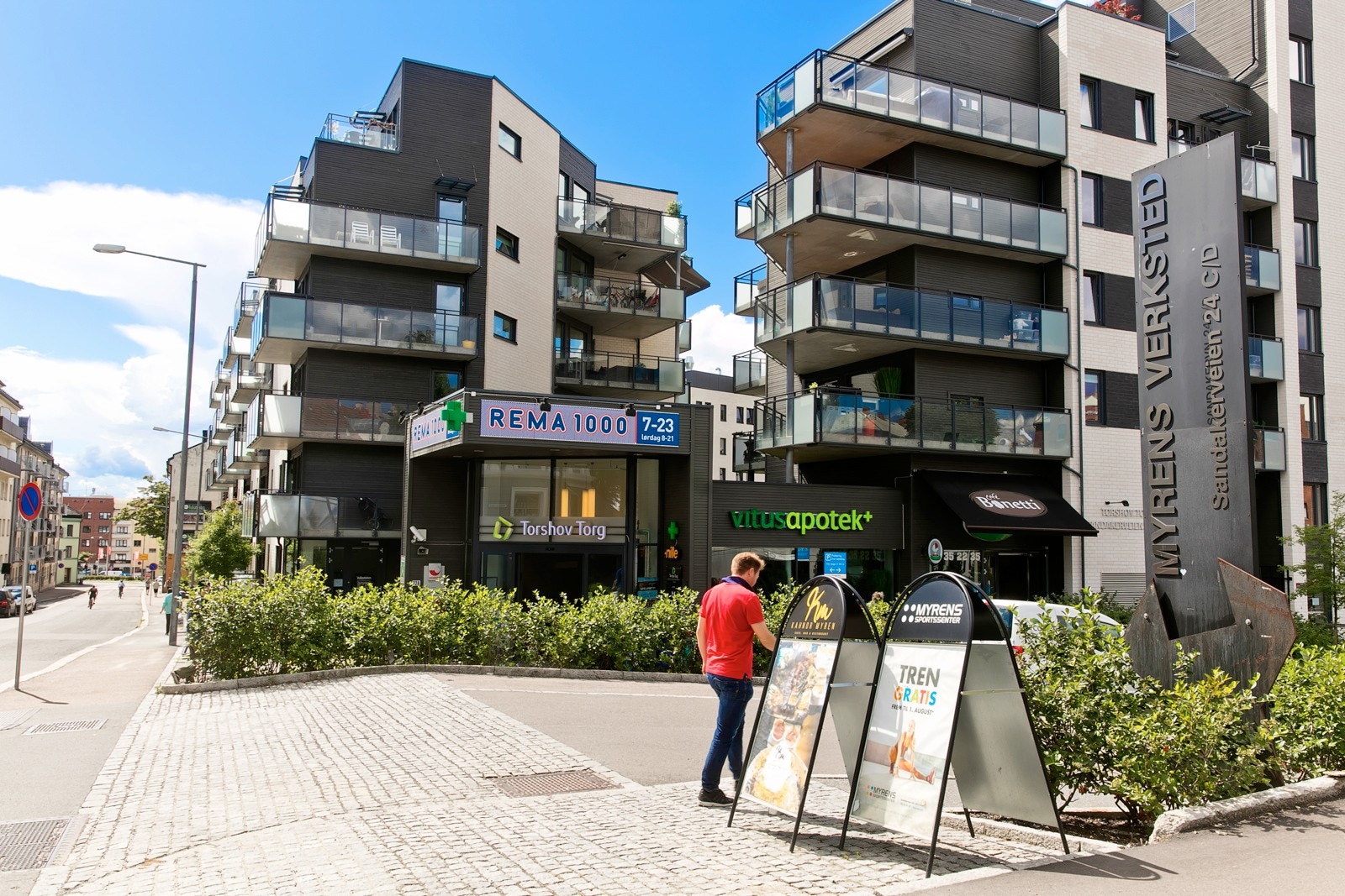 Torshov Torg ligger en liten spasertur unna, og huser blant annet Rema 1000, Apotek 1 og Post i Butikk. Galleribilde