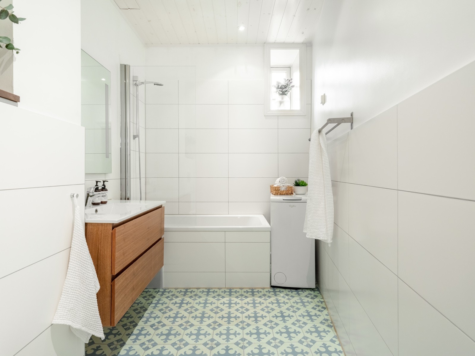 Leiligheten har et innbydende og pent bad. Det ble renovert av tidligere eier i 2012. Galleribilde