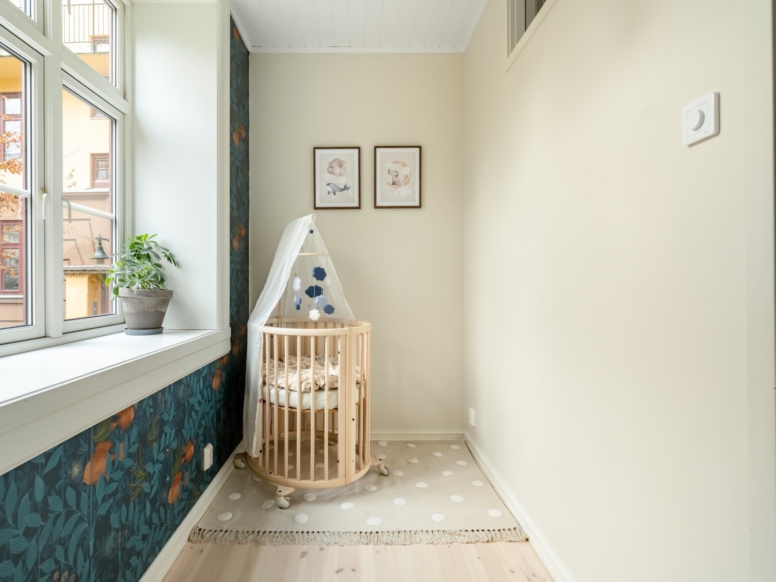 Rommet vender inn mot en skjermet og rolig bakgård. Galleribilde