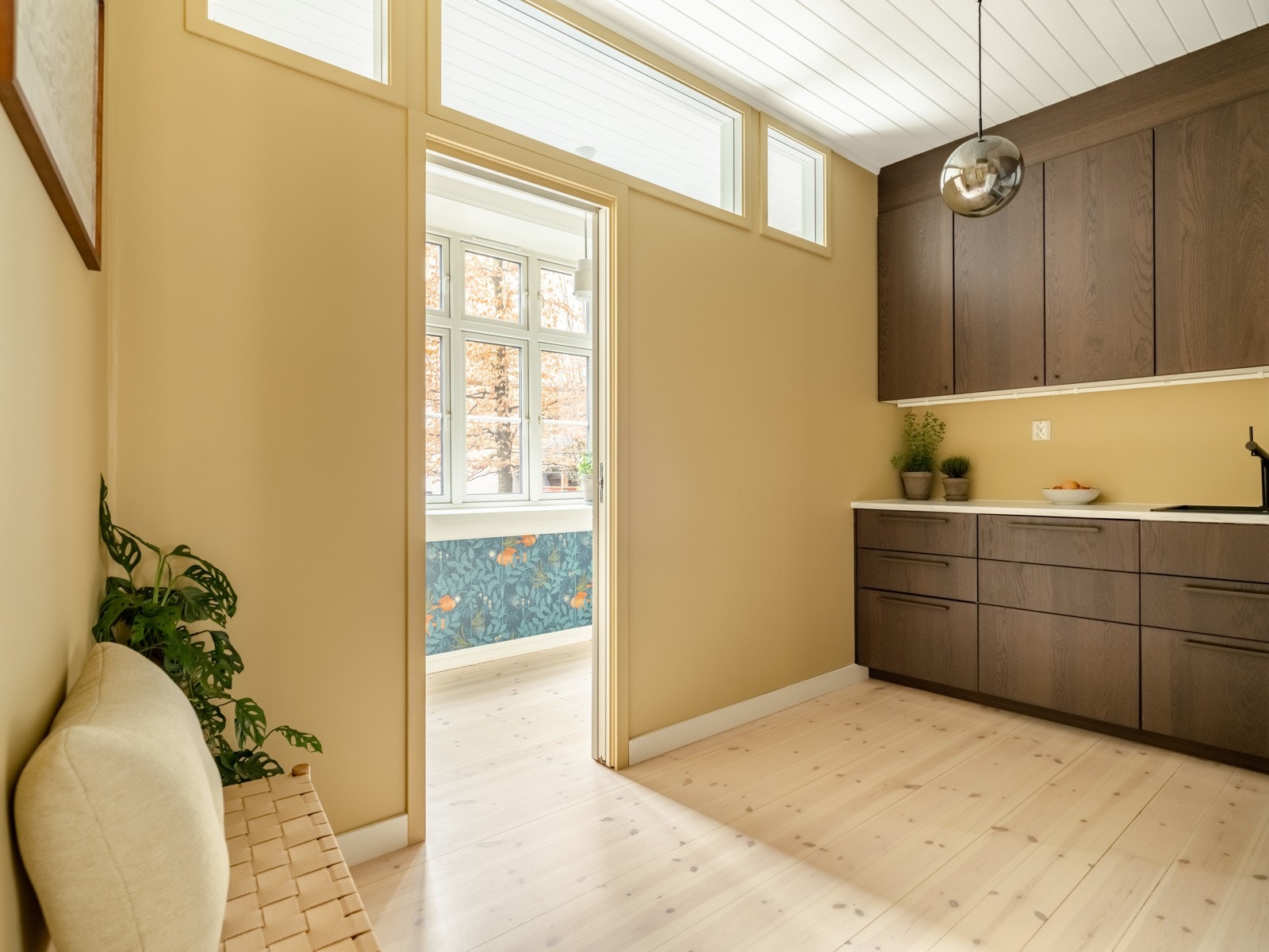 Vi går tilbake igjen og forbi kjøkkenet for å se på det andre soverommet. Galleribilde