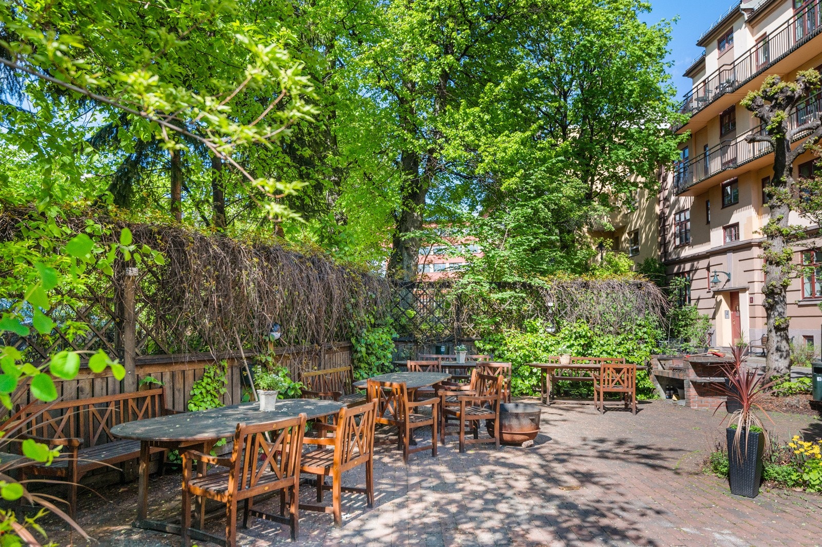 Borettslaget har en grønn, skjermet og pent opparbeidet bakgård til store glede for beboerne. Her er det hyggelig beplantning, sittegrupper, trær og felles grill. Galleribilde