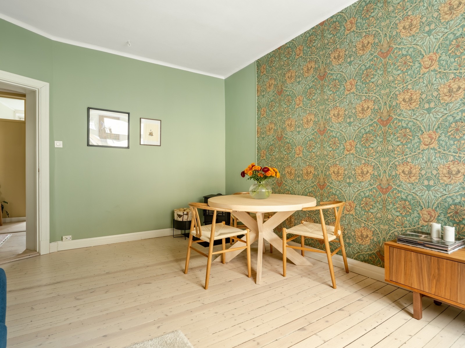 I stuen er det god plass til en større spisegruppe, som er perfekt når familie og venner kommer på besøk. Galleribilde