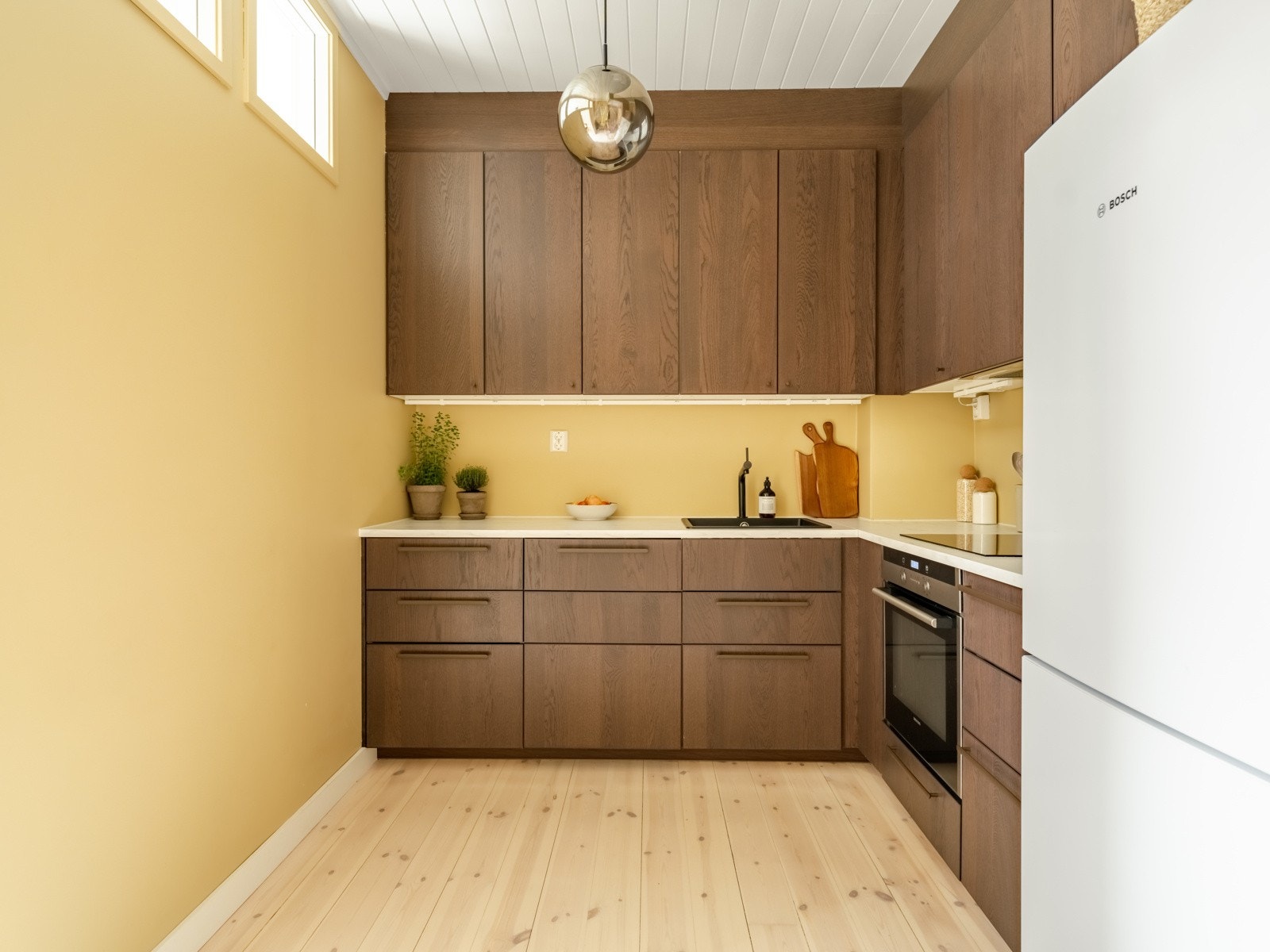 Det er meget innholdsrikt med god benkeplass og generøse lagringsmuligheter i skuffer og skap. Galleribilde