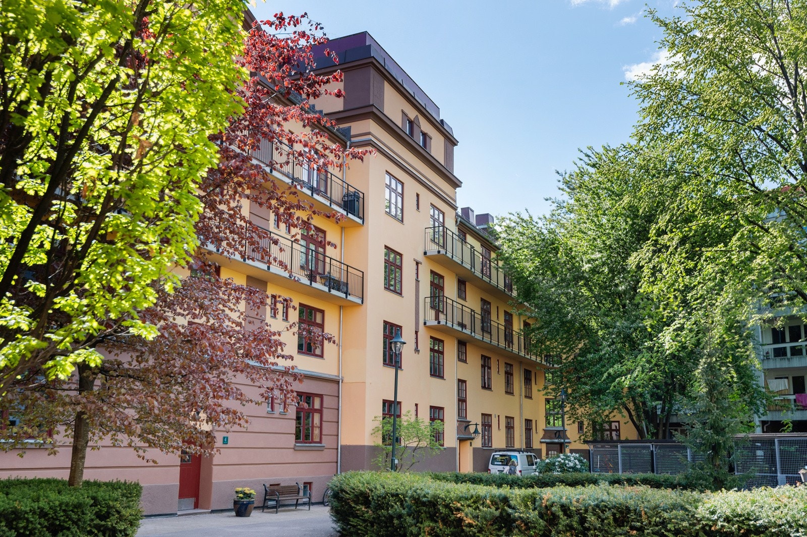 Til venstre i bildet ser du inngangsdøren til Hegermanns gate 4. Galleribilde