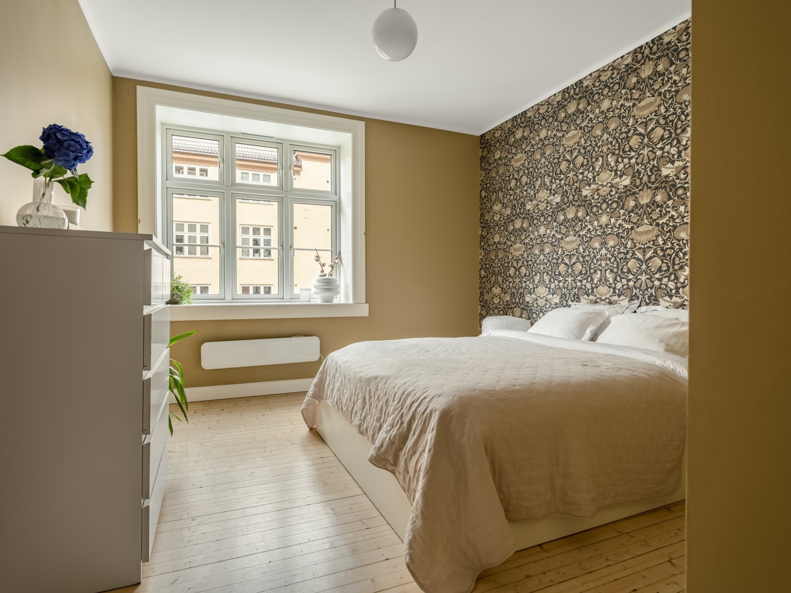 Det er av god størrelse med plass til dobbeltseng og tilhørende nattbord. Galleribilde