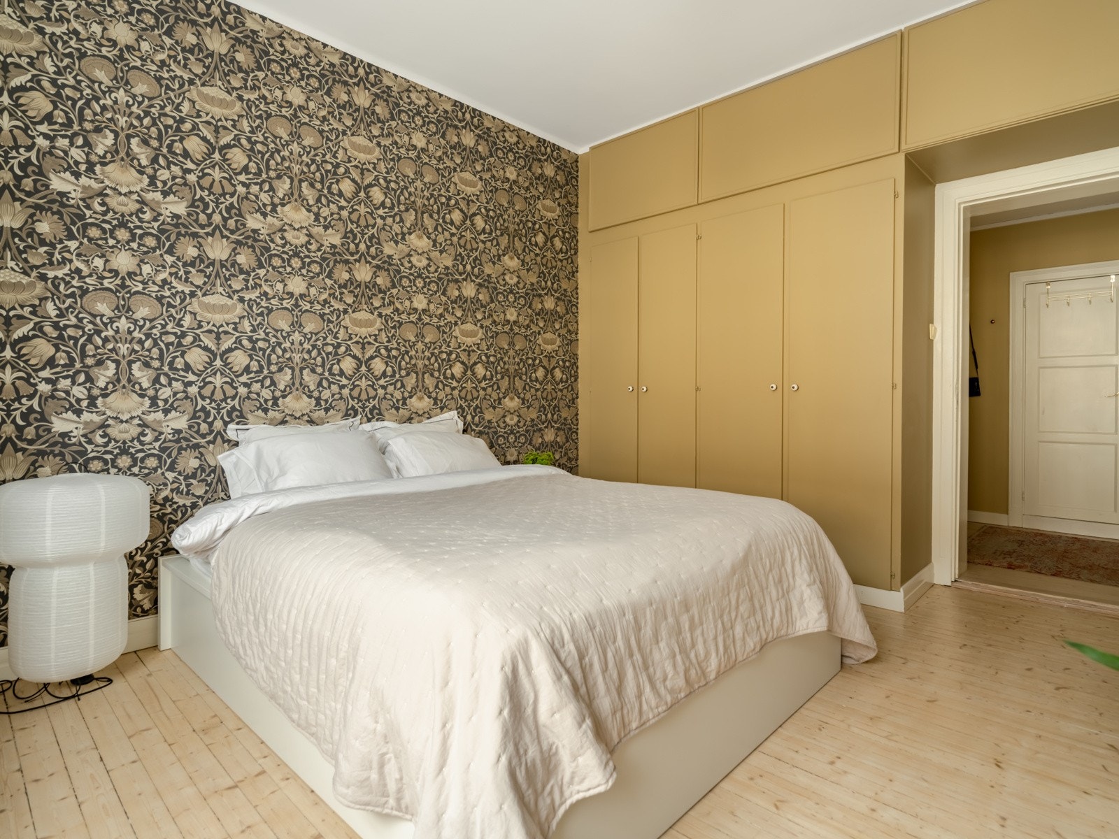 Det er en praktisk, innebygget garderobe for god oppbevaring av alt du måtte trenge. Galleribilde