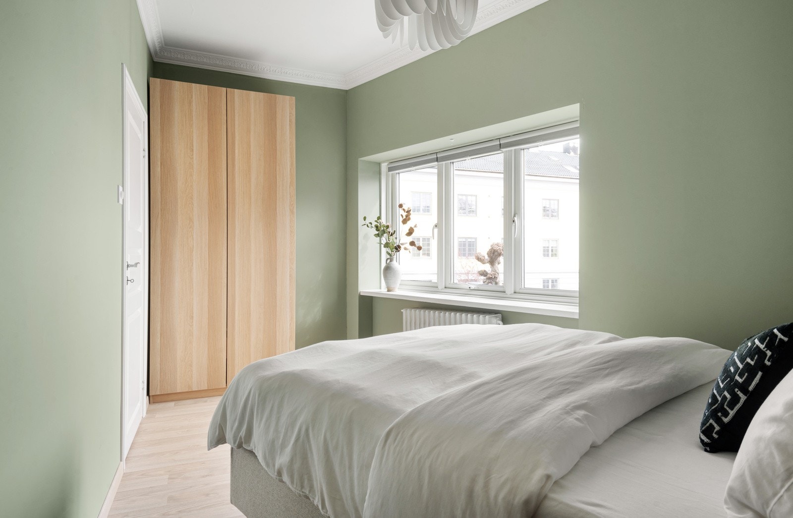Soverom med plass til flere garderobeløsninger. Galleribilde