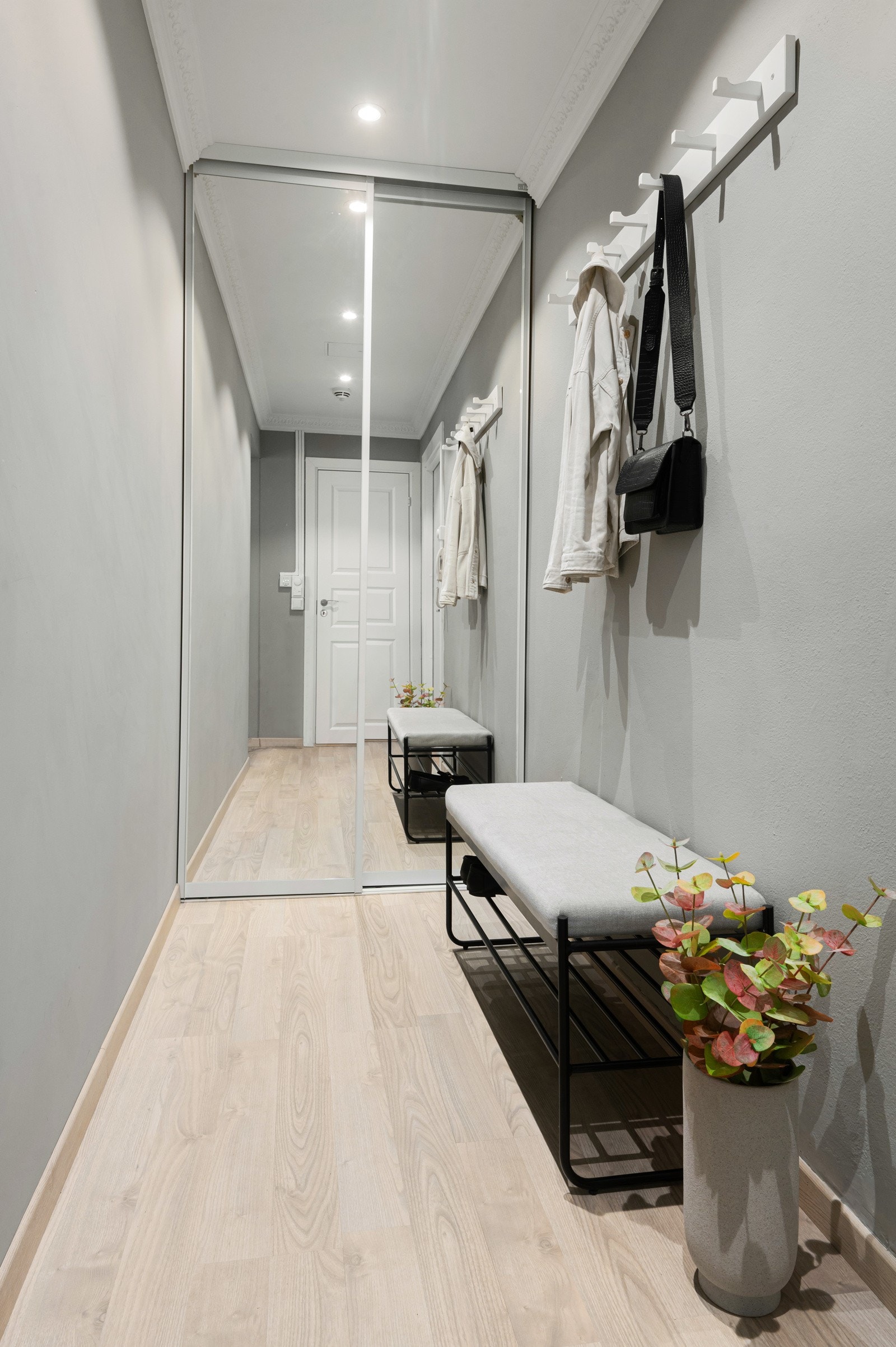 Entre med skyvedørsgarderobe. Galleribilde