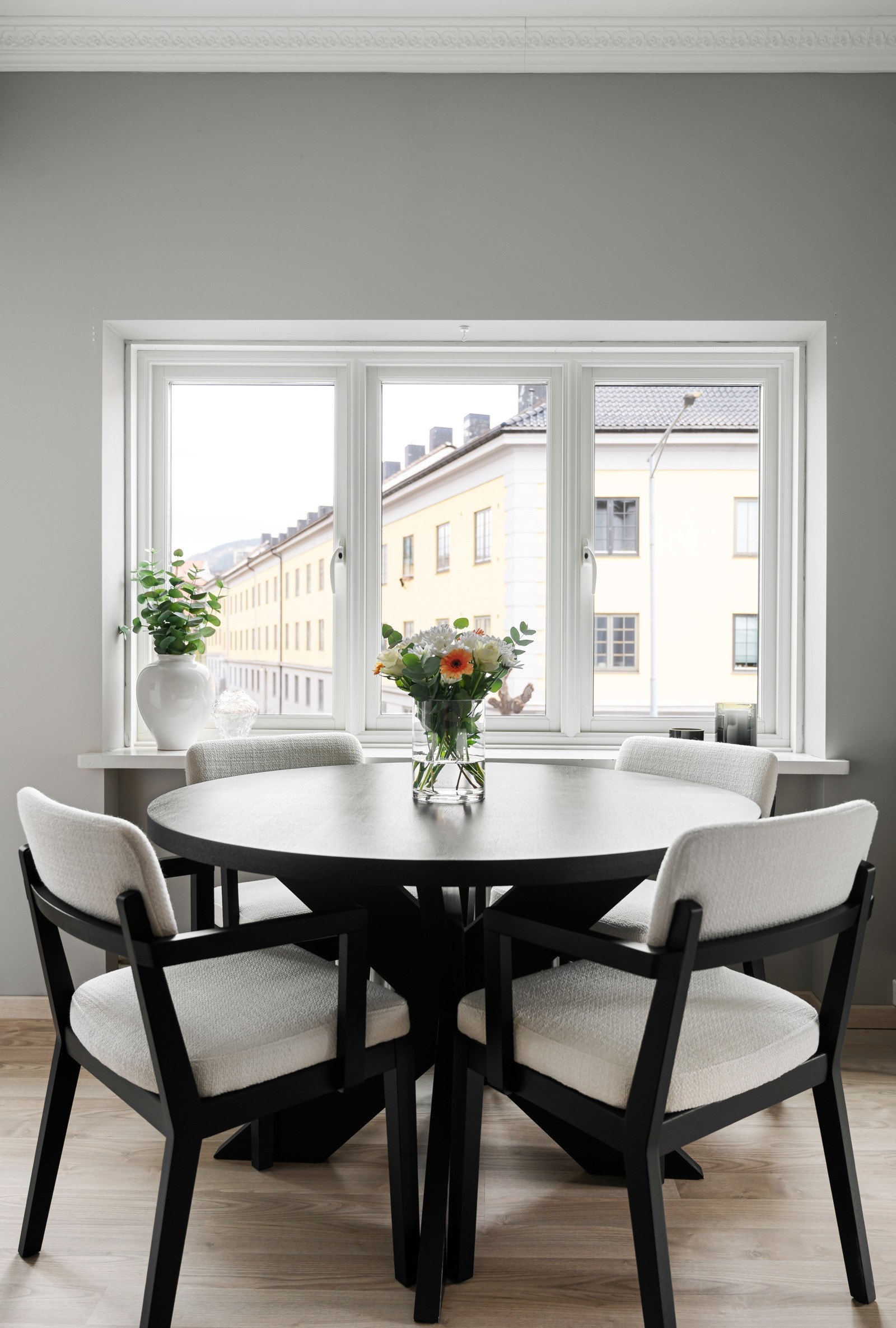 Det er god plass til en stor spisestue i hverdagen. Galleribilde