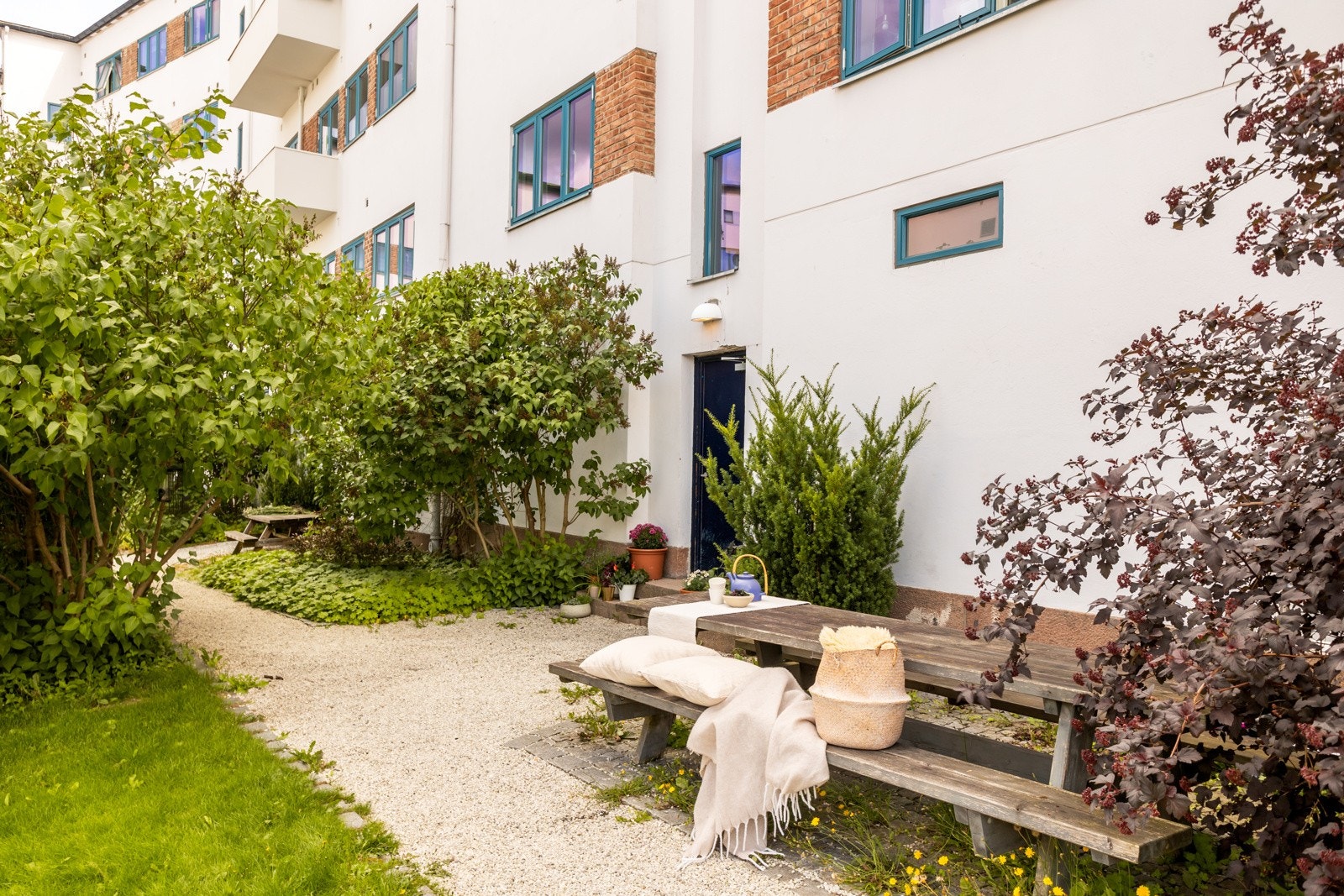 Nydelig bakgård med sittegrupper. Galleribilde