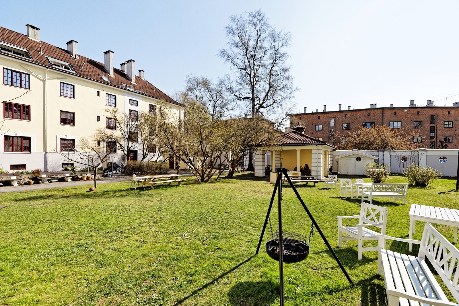 Idyllisk og solrik bakgårdshage med sittegrupper Galleribilde