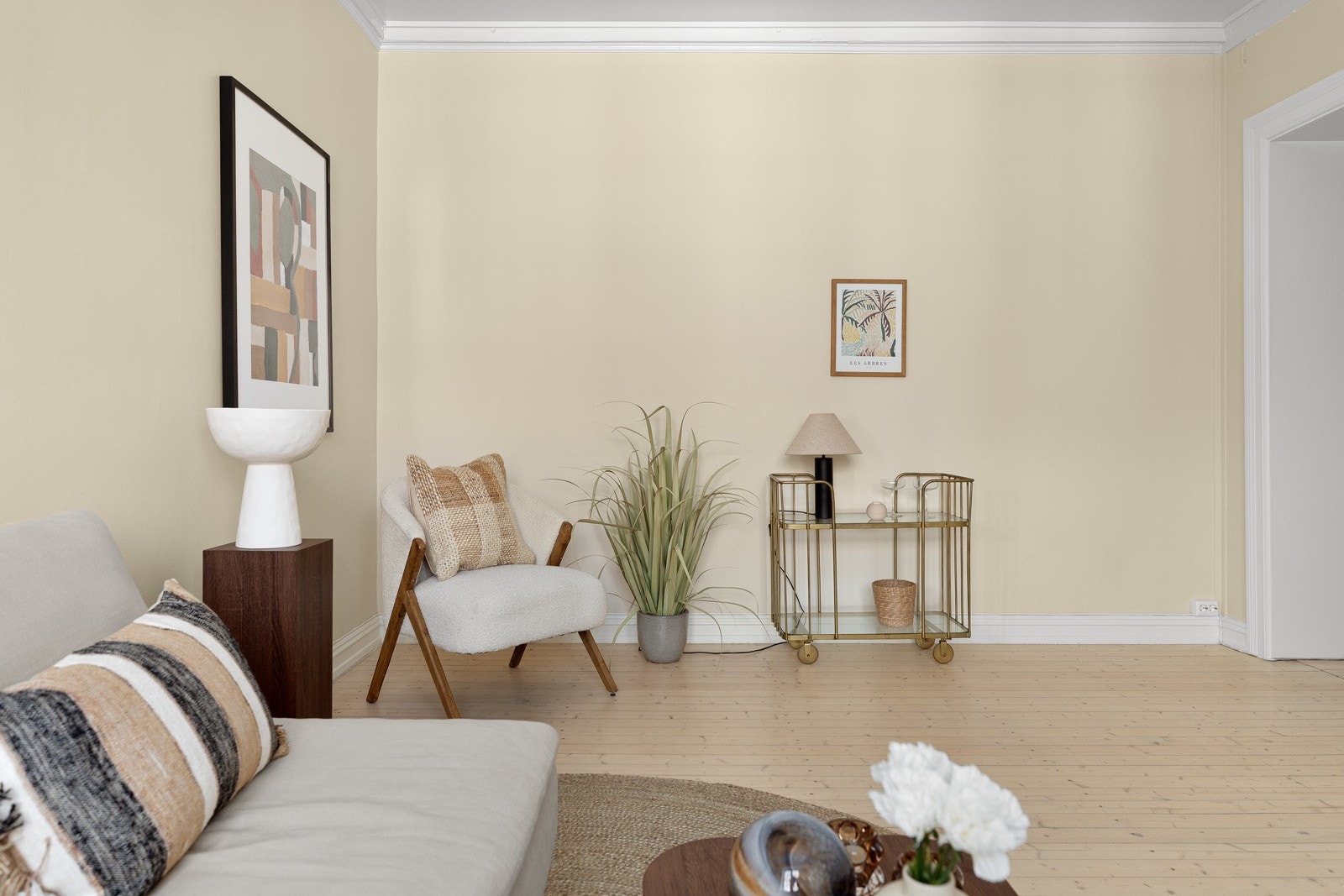 Det er god plass til sofa og sofabord samt et spisebord som rommer flere gjester Galleribilde