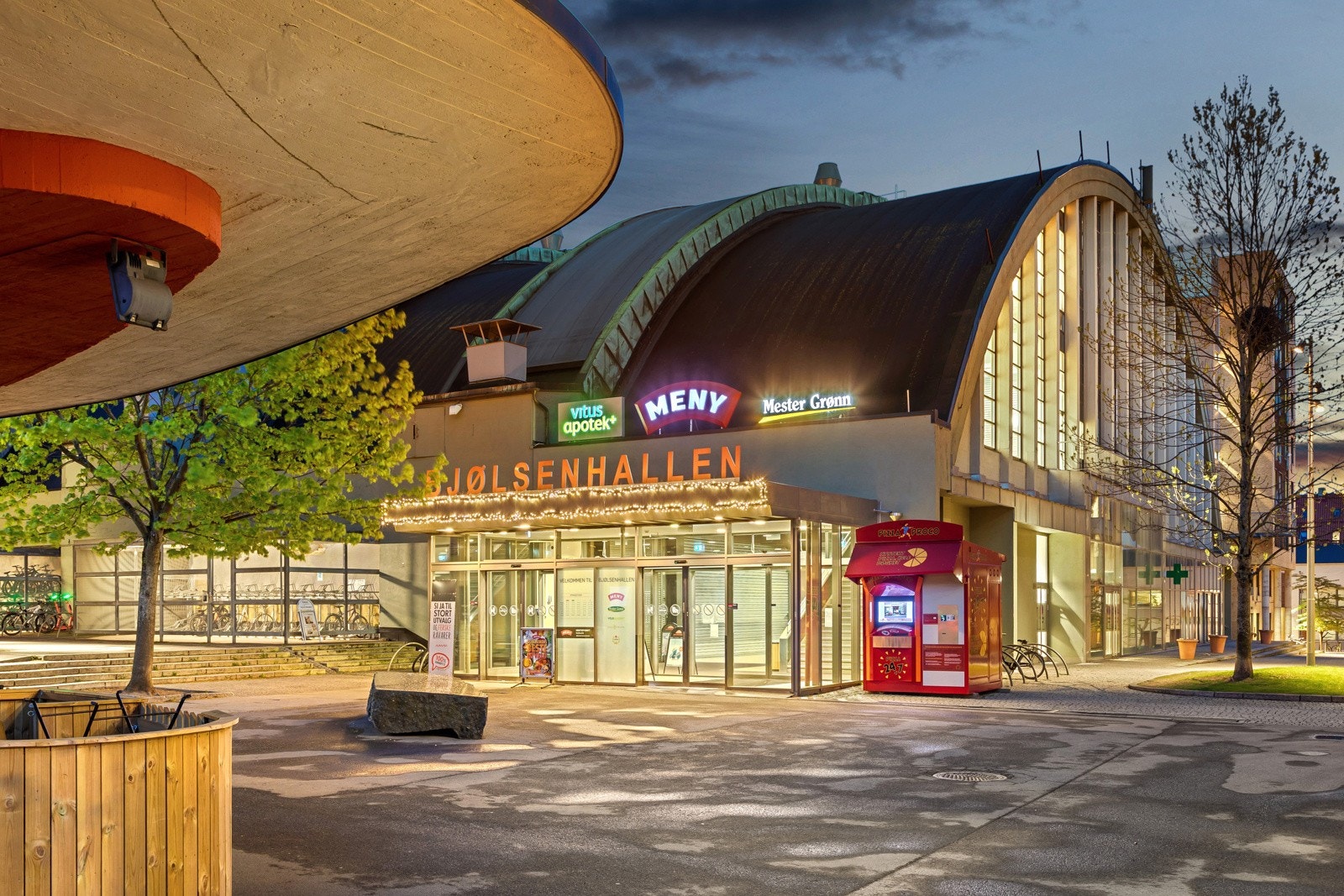Rikt utvalg av kaffebarer, butikker og kafeer i nærområdet. Nærmest er Meny i Bjølsenhallen, Rema1000 Bjølsen og Kiwi Bjølsen Galleribilde
