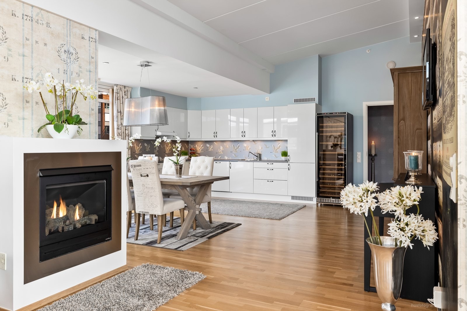 Det er også en stemningsfull gasspeis mellom stue og spisestue. Galleribilde