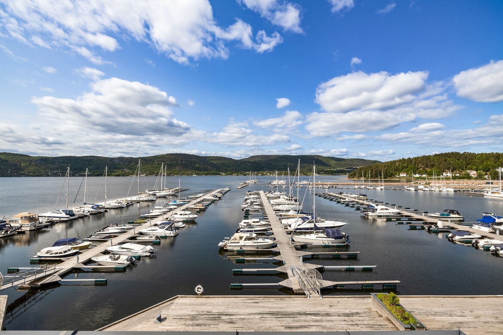 Fra både terrasse og leilighet er det flott sjøutsikt og følelsen av å få sjøen inn i stuen. Galleribilde