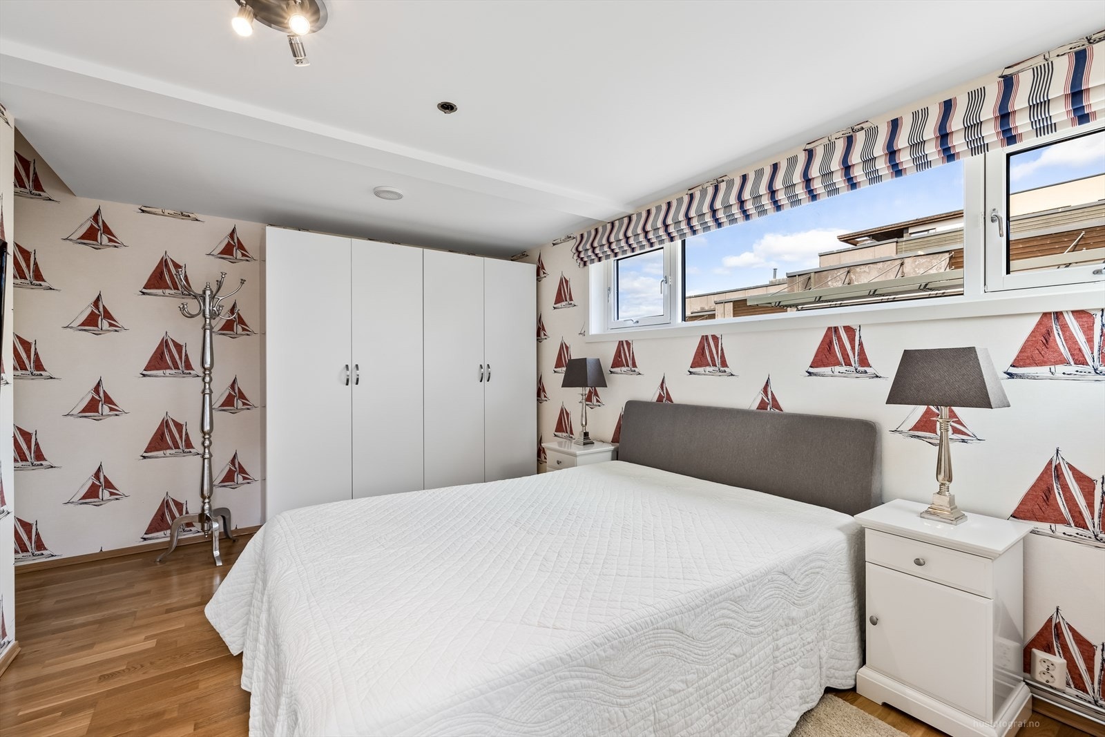 Hovedsoverommet har garderobeskap, direkte adkomst til eget bad og utgang til balkong. Galleribilde