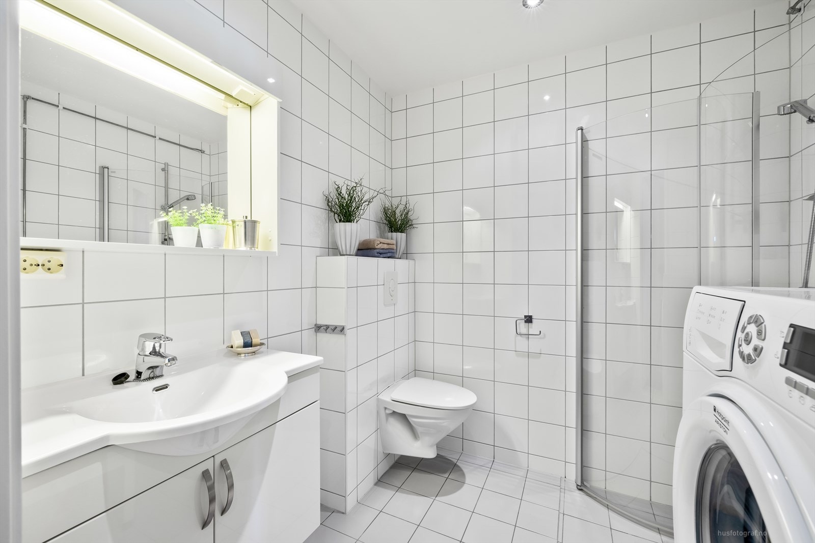 Leilighetens andre bad er lyst og pent med downlights i himling. Galleribilde