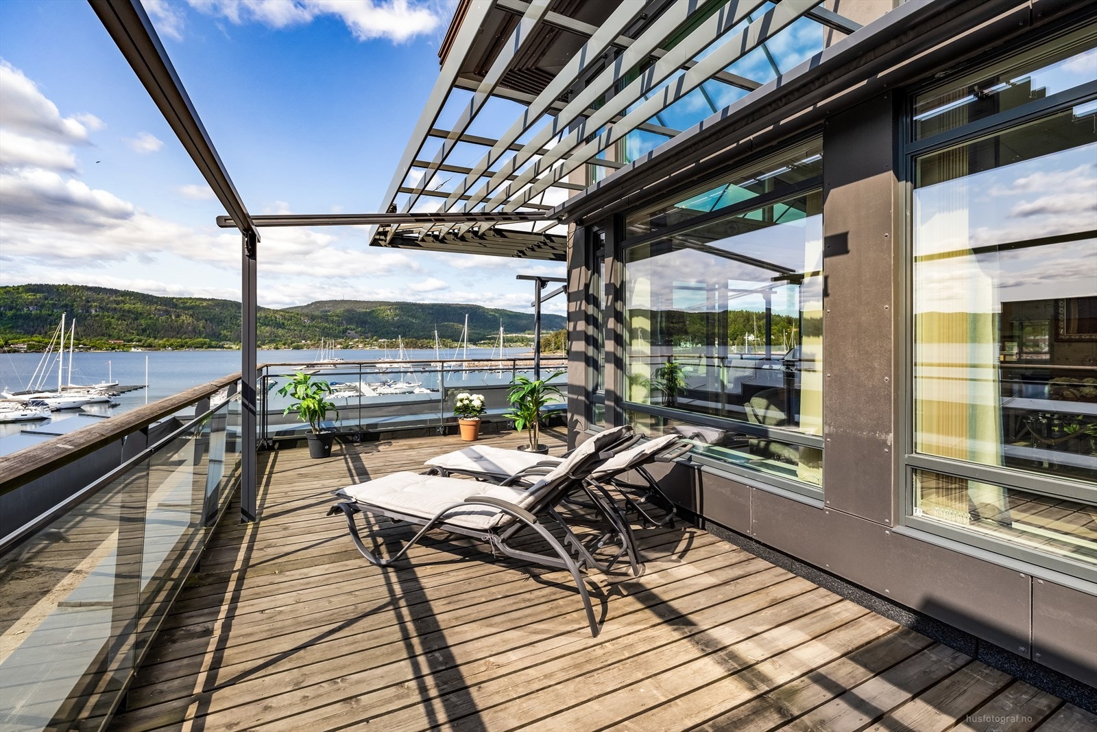 Leiligheten har 2 flotte uteplasser. Galleribilde