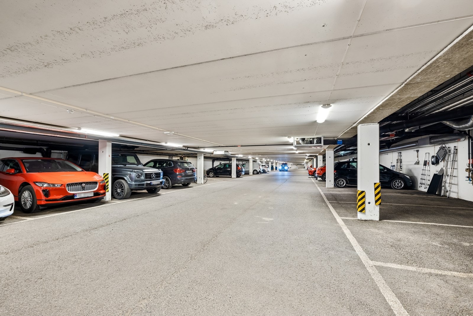 Leiligheten disponerer 3 parkeringsplasser og 1 sportsbod. Galleribilde