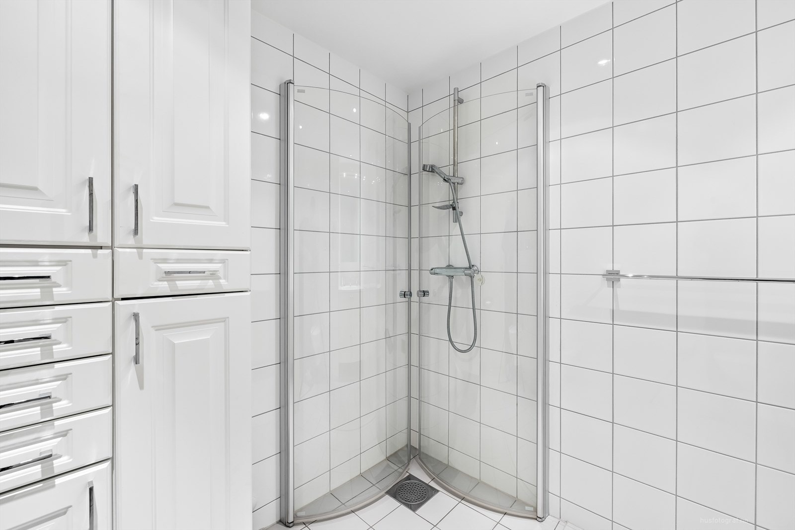 Badet er innredet med toalett, servant og dusjhjørne. Galleribilde