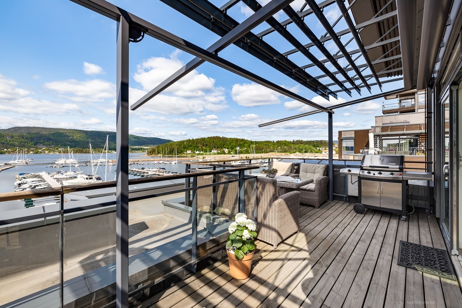 Terrassen i front er meget romslig og har god plass til utemøblement. Galleribilde