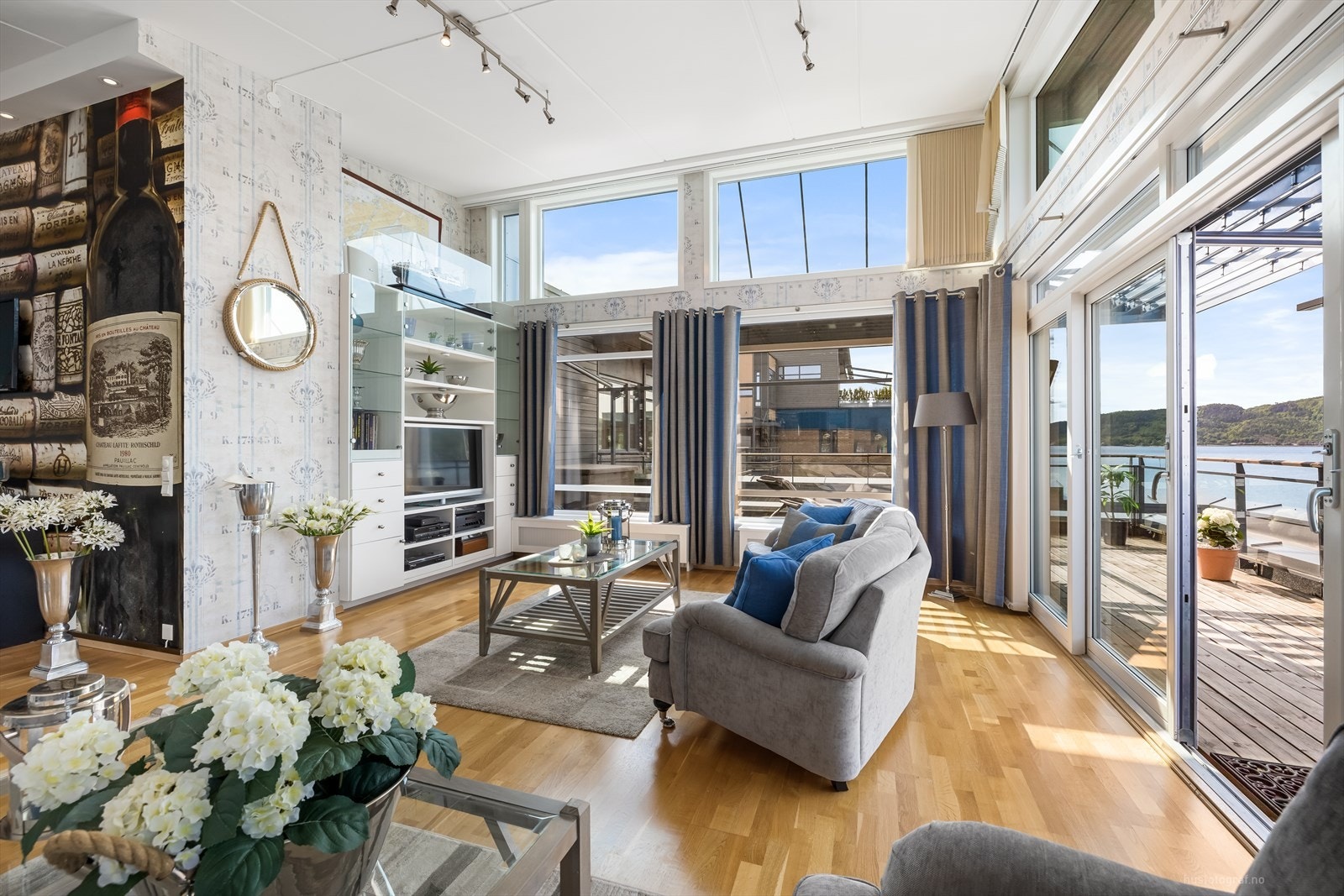 Stuen har parkett på gulv og lyse overflater. Galleribilde