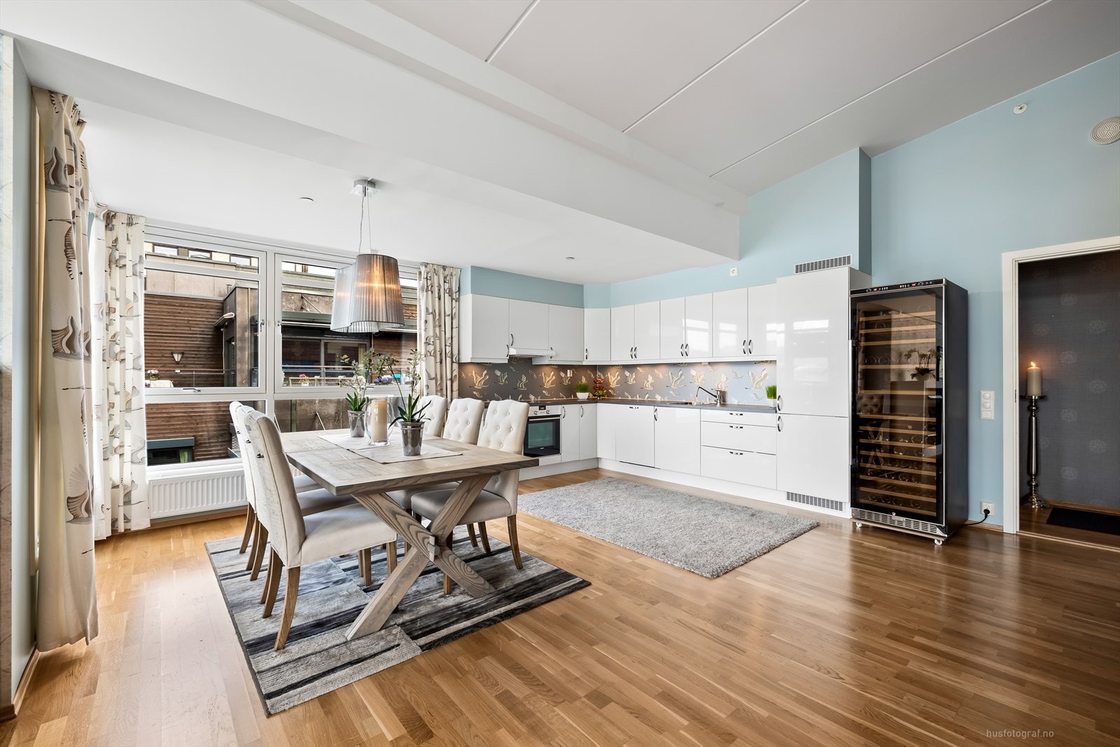 Leiligheten har et lyst og åpen kjøkken. Galleribilde