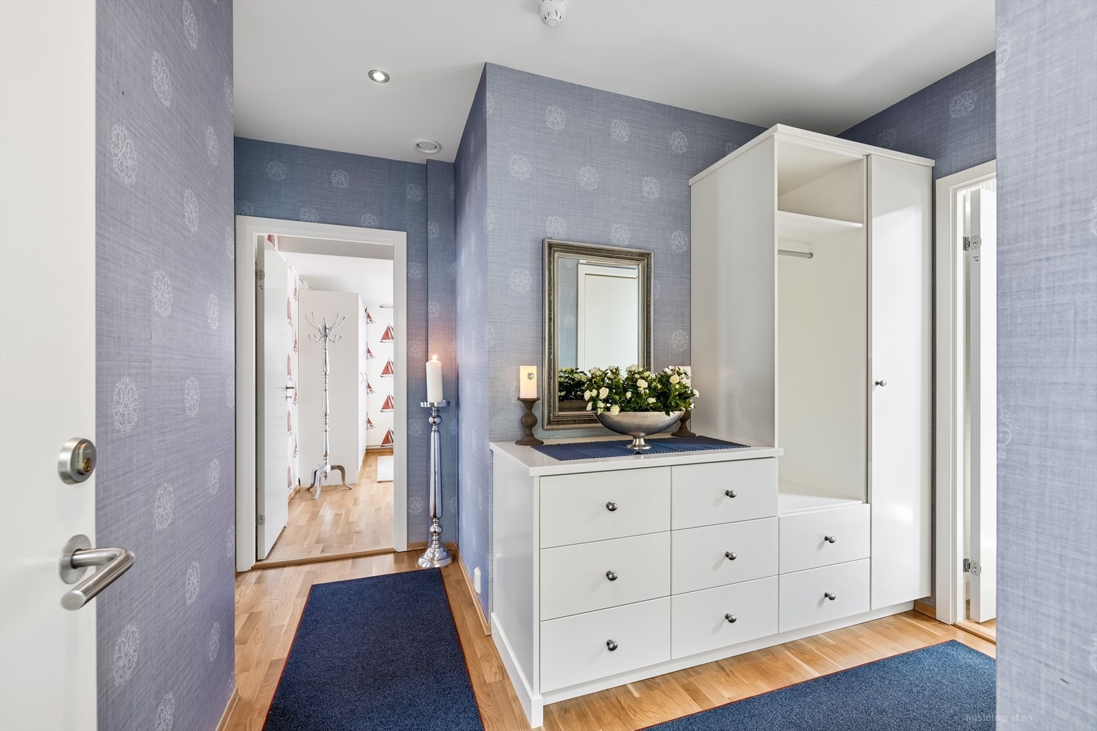 Innbydende entré med rikelig av oppbevaringsplass . Galleribilde