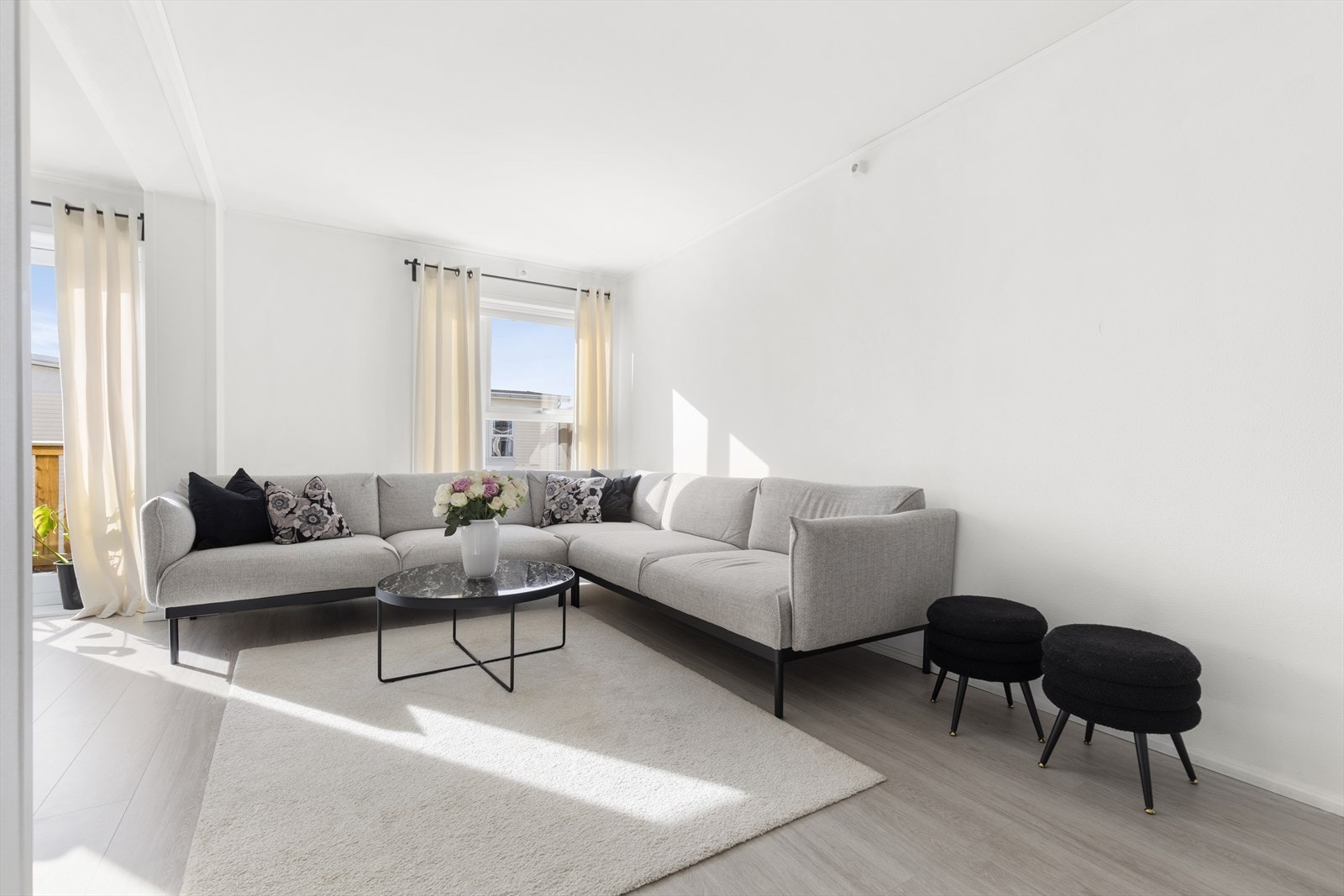 Gode møbleringsmuligheter og generell god plass til sofa, tv-bord, tv-møblement, samt annet div. møblement. Galleribilde
