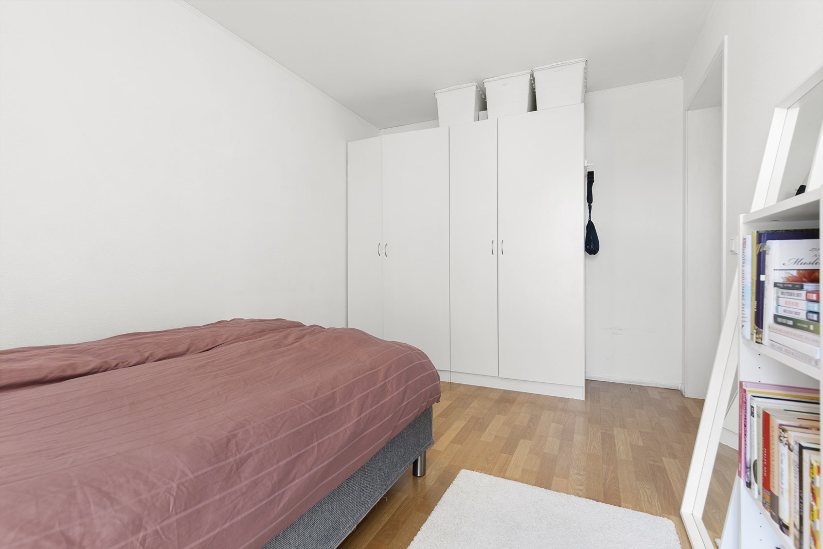 På hovedsoverommet er det også garderobeskap. Galleribilde