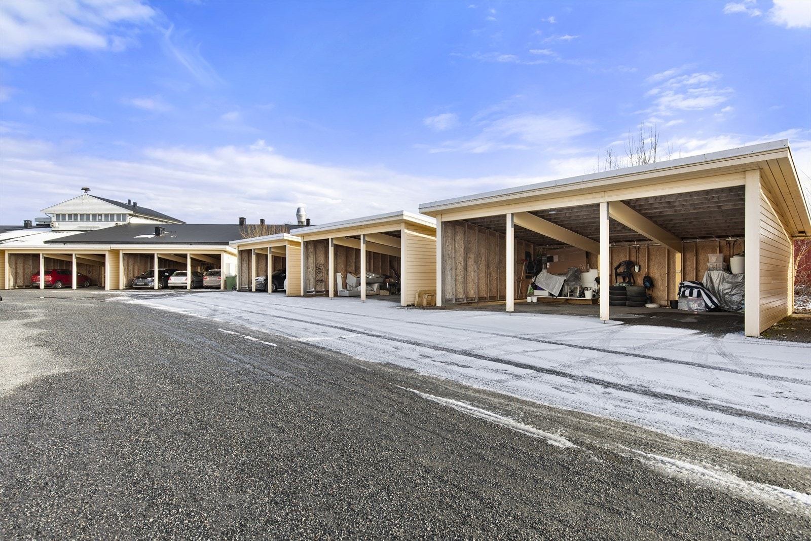 Leiligheten har egen carport med elbil-lading. Galleribilde