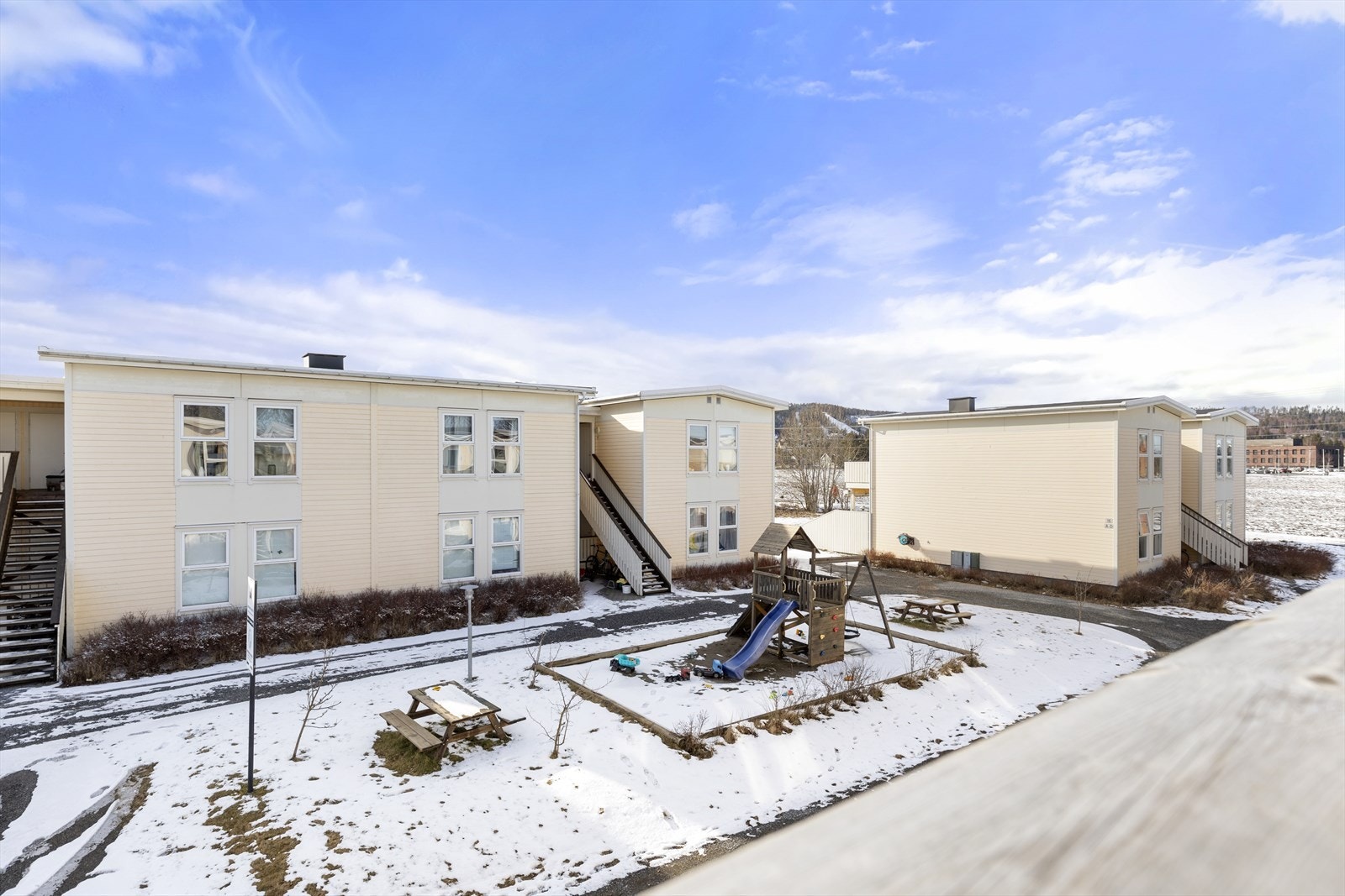 Utsikt over nærområdet fra balkongen. Meld deg på visning ved interesse! Galleribilde