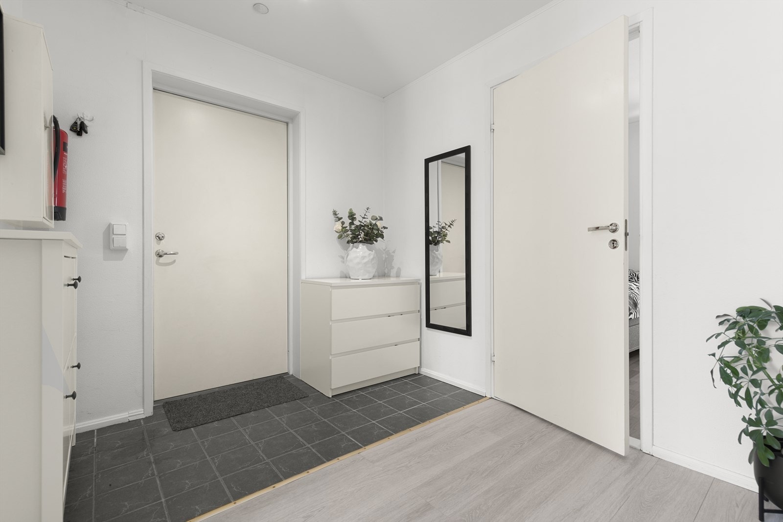 Hyggelig entré med god plass til å legge fra seg yttertøy og sko. Galleribilde
