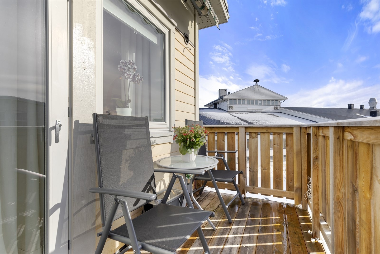 Utgang fra stue til solrik, sørvestvendt balkong på ca. 4,2 m². Her er det plass til en liten sittegruppe vendt mot sol og utsikt. Galleribilde