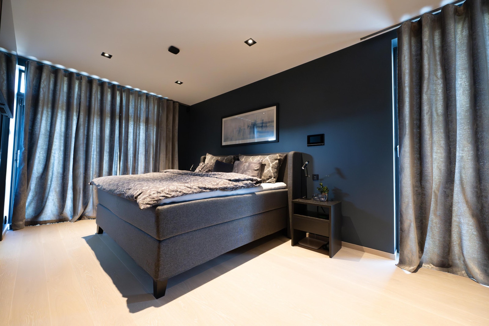 Stort master bedroom med eget bad. Galleribilde